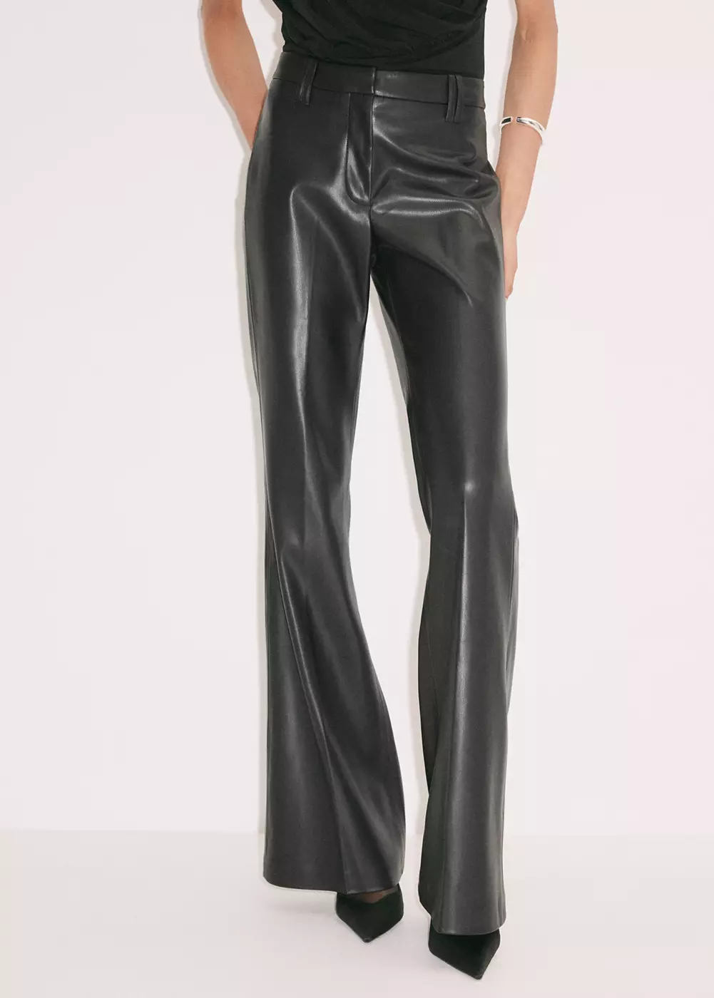 Pantalon flare cuir synthétique, MANGO
