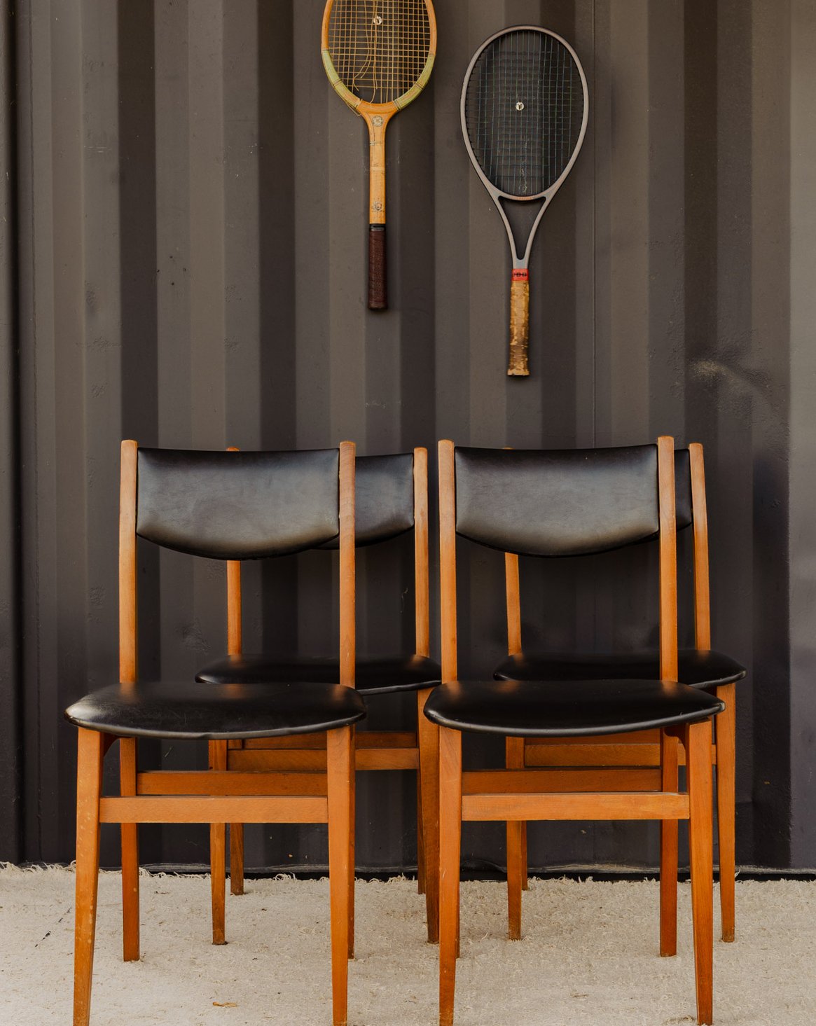 Lot de 4 chaises en cuir noir et bois Alma N°1874 - Bon état, DEBONGOUT