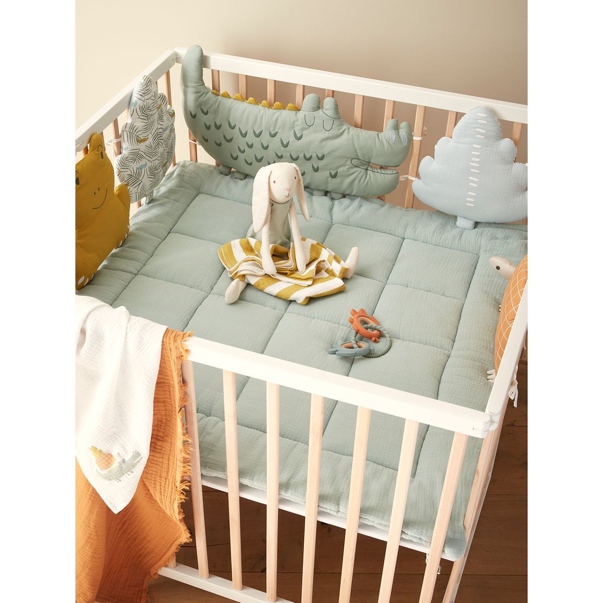 Tour de lit bébé garçon en Liberty étoiles multicolores et percale de coton