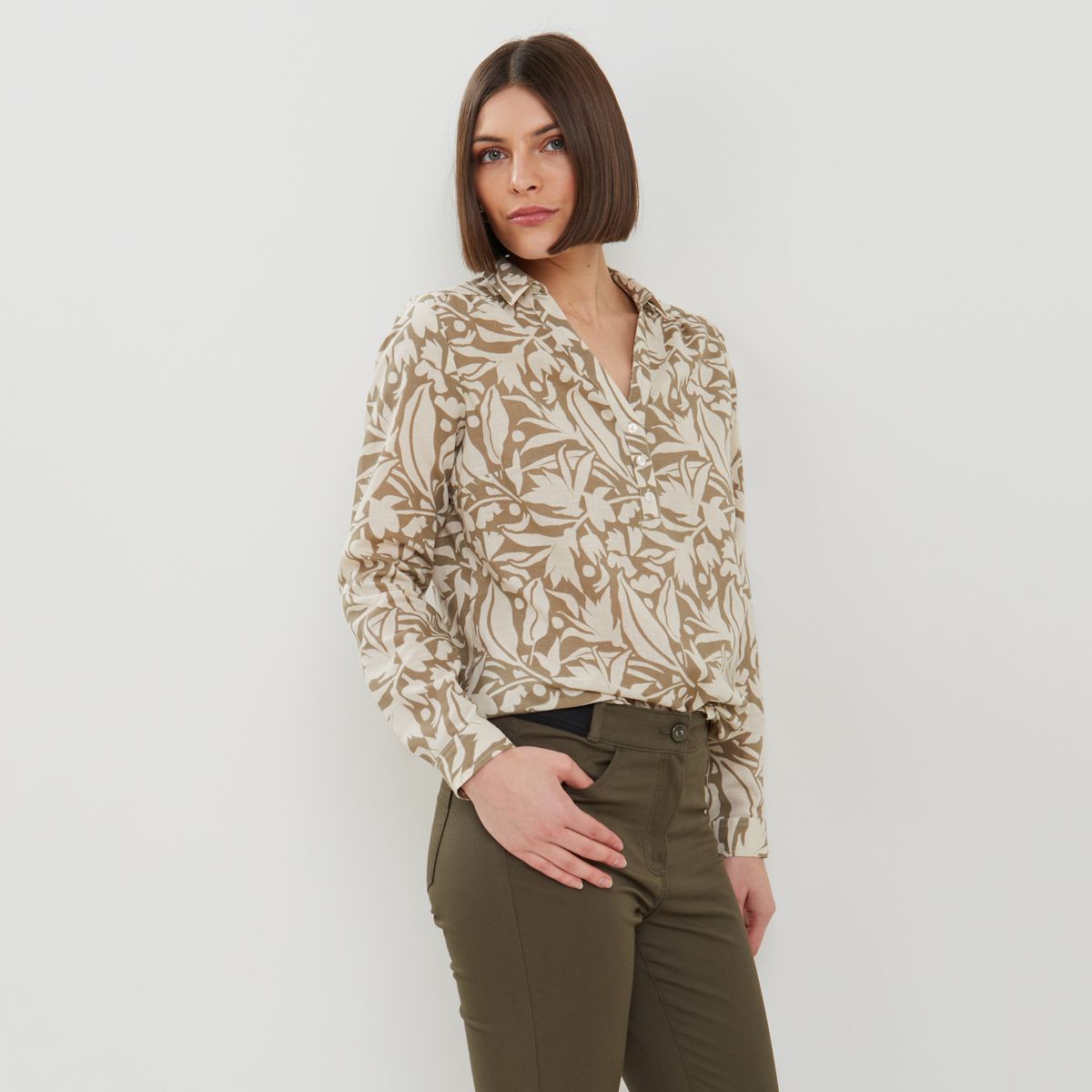 Blouse cache-cœur imprimé beige et kaki