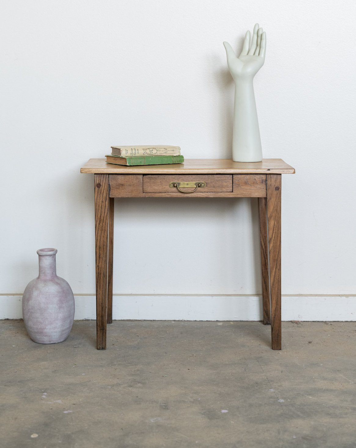 Petite table d'appoint de campagne en bois Francine N°1595 - Bon état, DEBONGOUT
