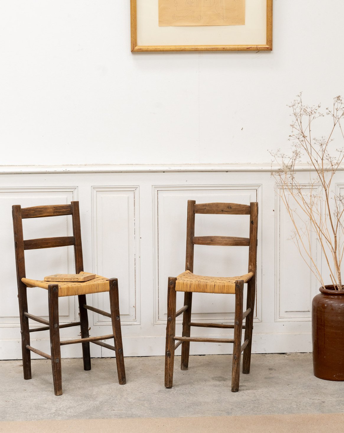 Paire de chaises anciennes en bois et rotin Claude N°1390 - Bon état, DEBONGOUT