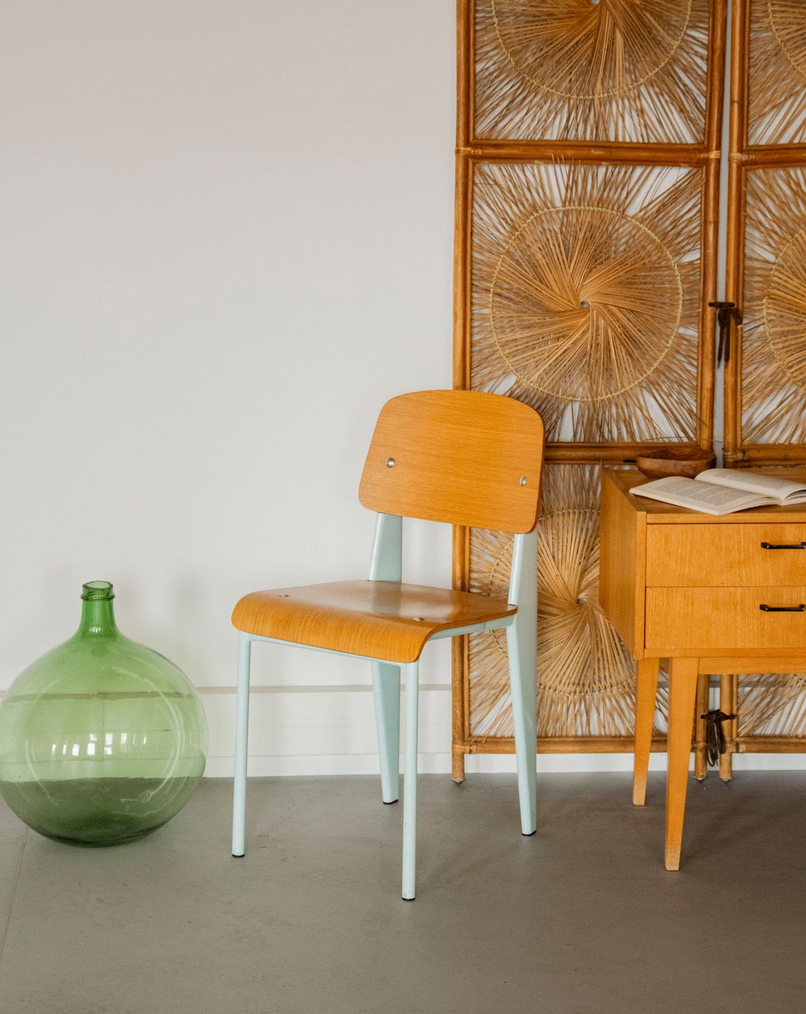 Chaise scandinave aux pieds bleu ciel Alma N°1921 - Bon état, DEBONGOUT