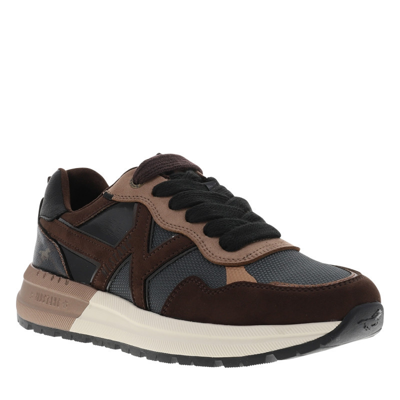 Baskets running brunes avec un talon plat et munies de lacets plats bicolores, MUSTANG