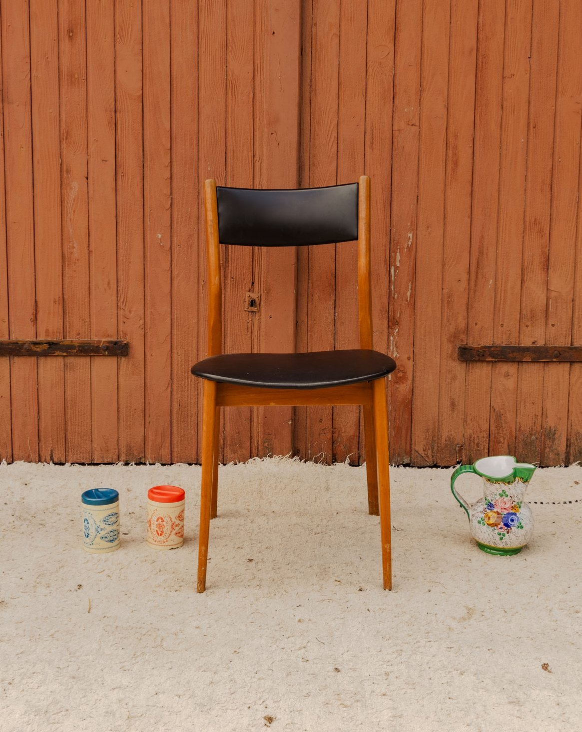 Chaise en bois et cuir noir Alma N°2080 - Bon état, DEBONGOUT