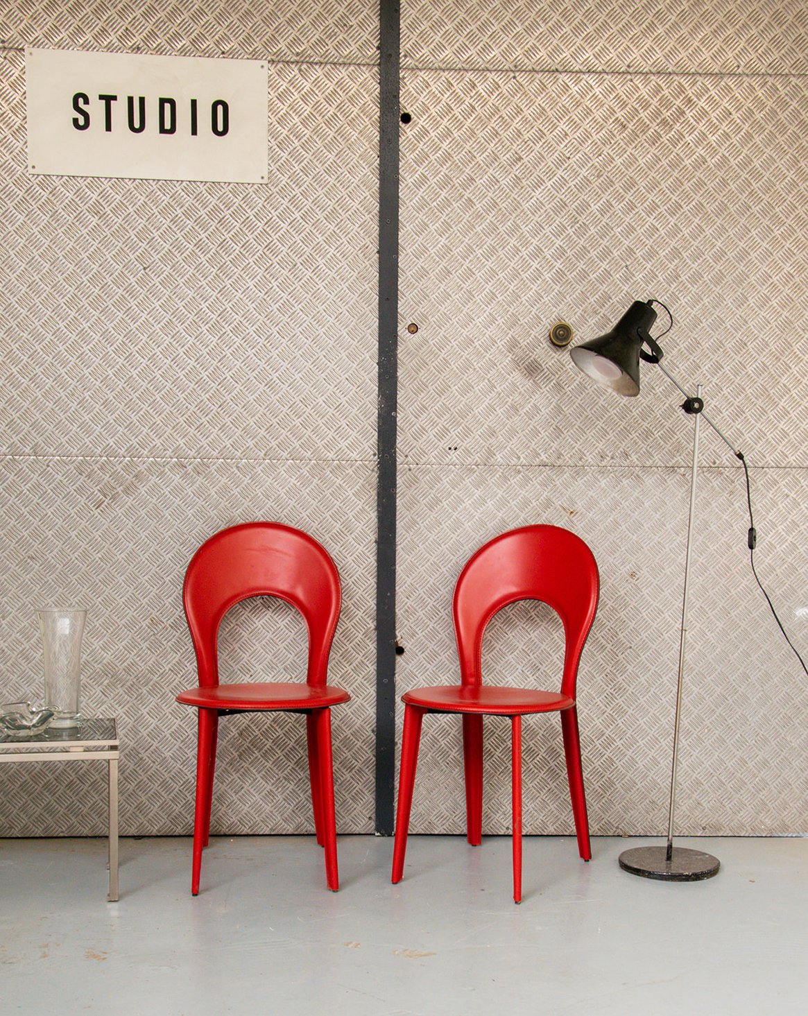Paire de chaises en cuir Alma N°310 - Bon état, DEBONGOUT