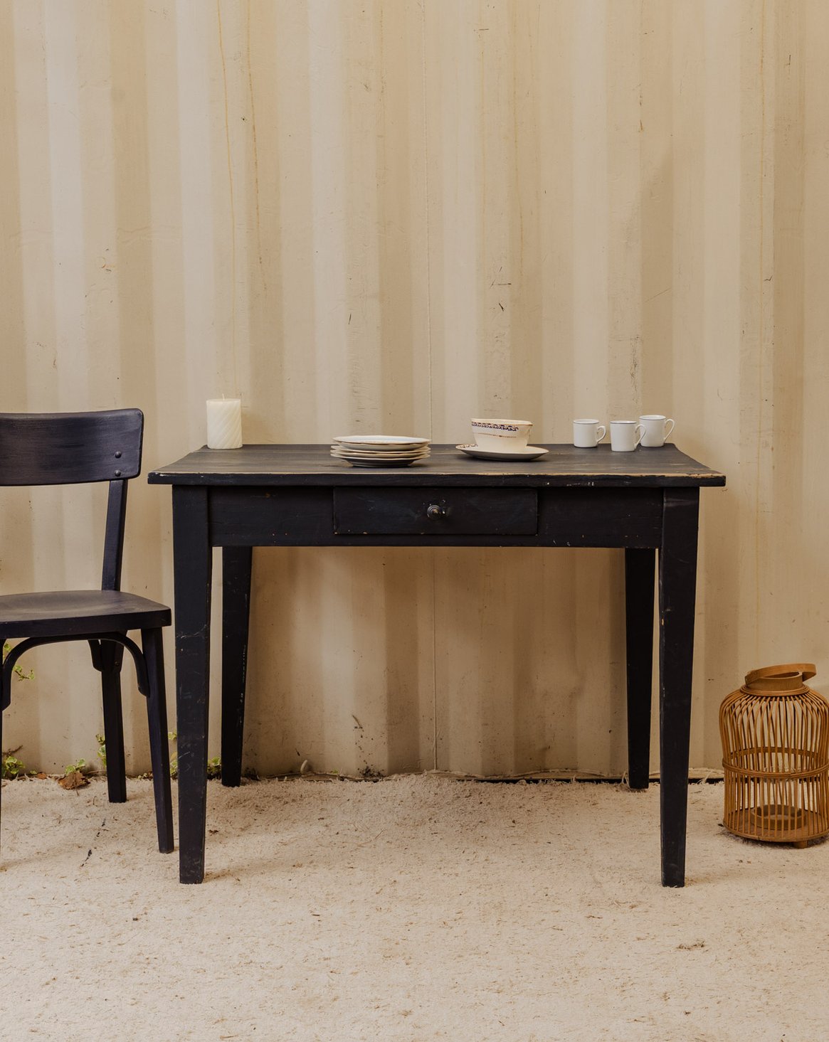 Table à manger en bois bleu foncé Romy N°1486 - Bon état, DEBONGOUT