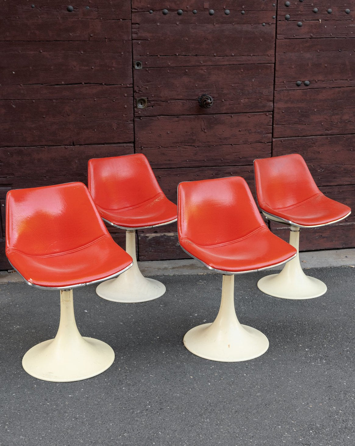 Lot de 4 chaises à piètement tulipe en skaï rouge style Space Age Alma N°1944 - Bon état, DEBONGOUT