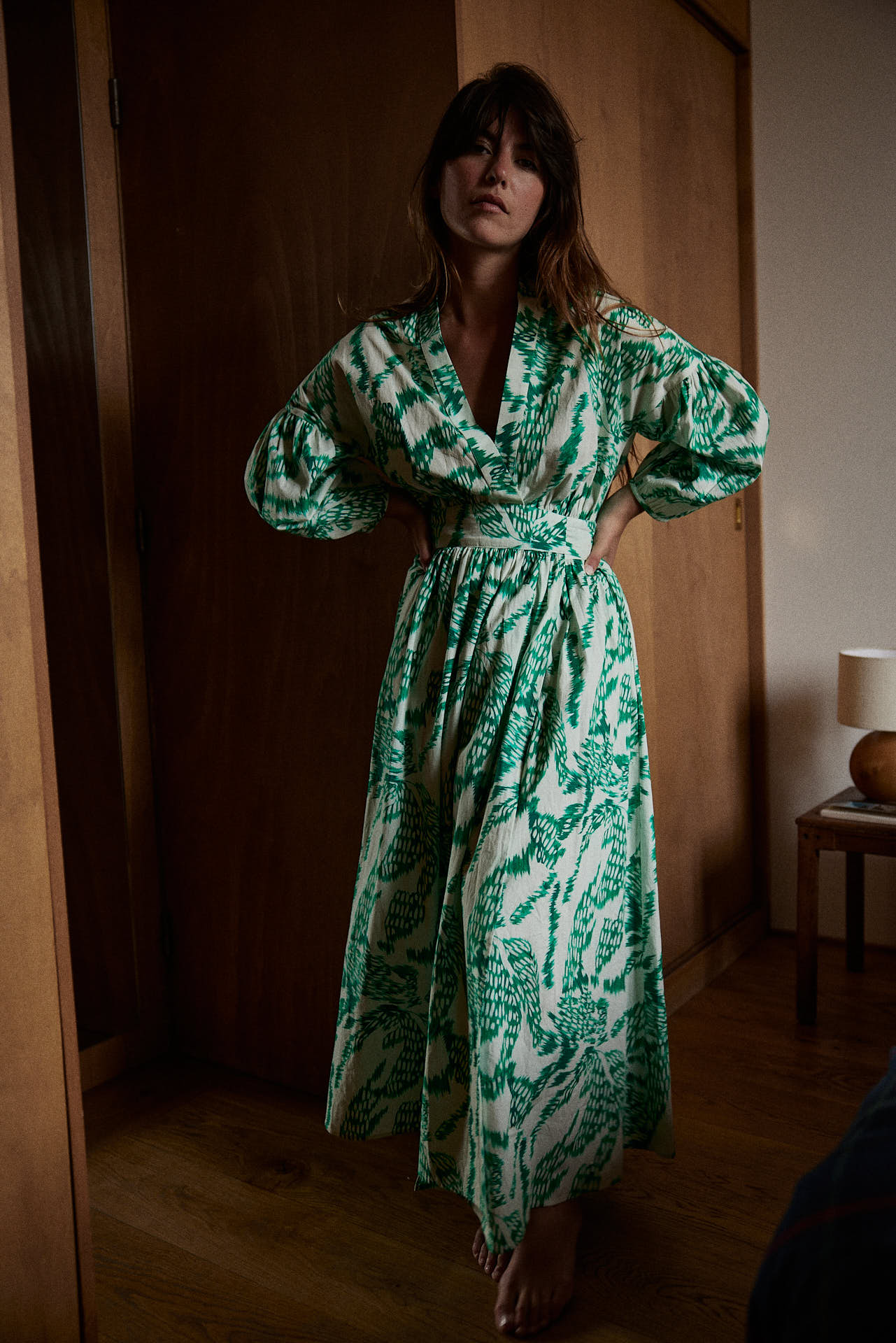 ARRANGE Curve - Robe T-shirt Longue En Satin à Broderies Florales Citron Vert