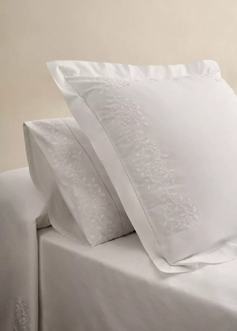 Deux taies d'oreiller percale de coton broderie fleur 50x75 cm, MANGO HOME