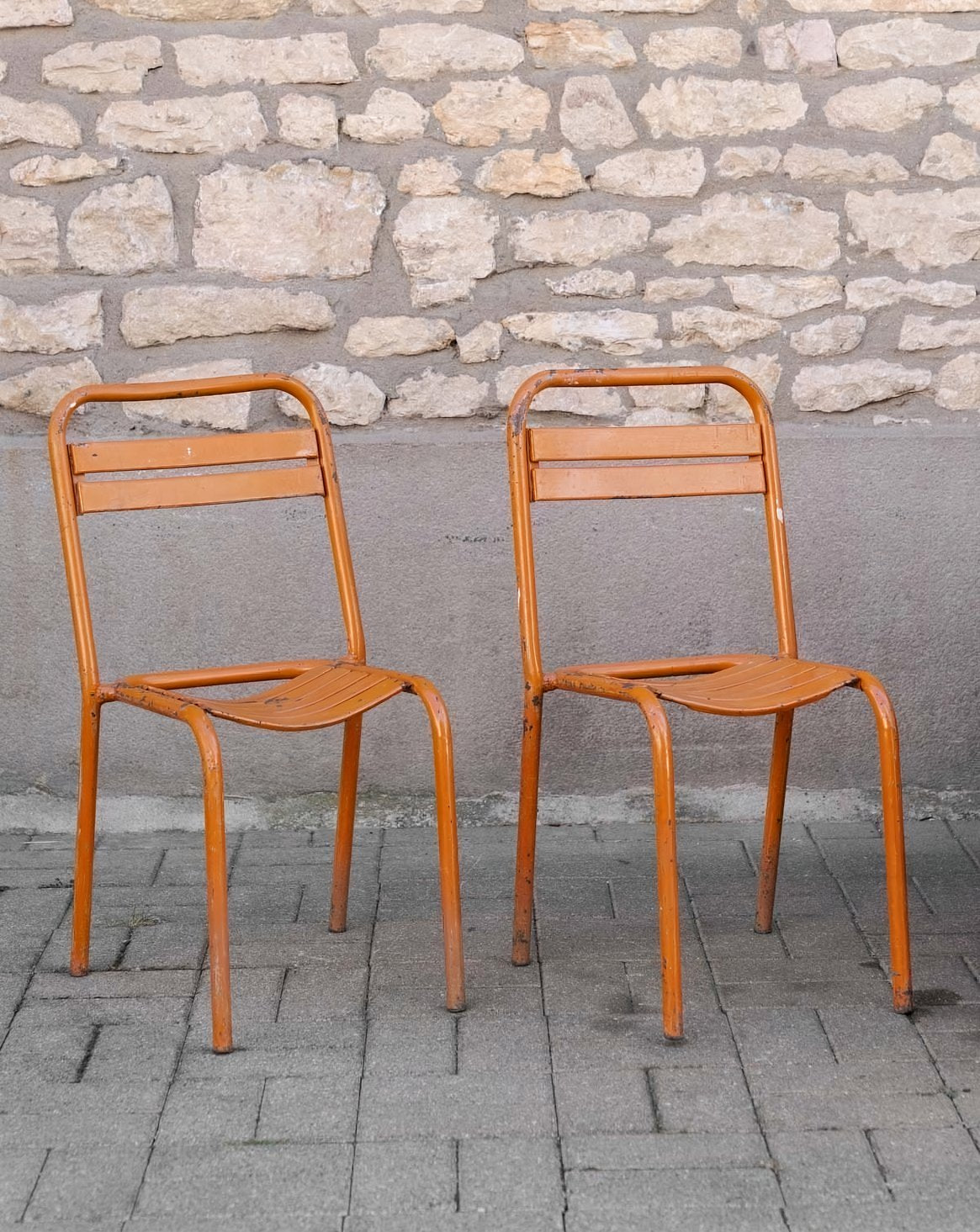 Paire de chaises Tolix en métal orange Alma N°1942 - Bon état, DEBONGOUT