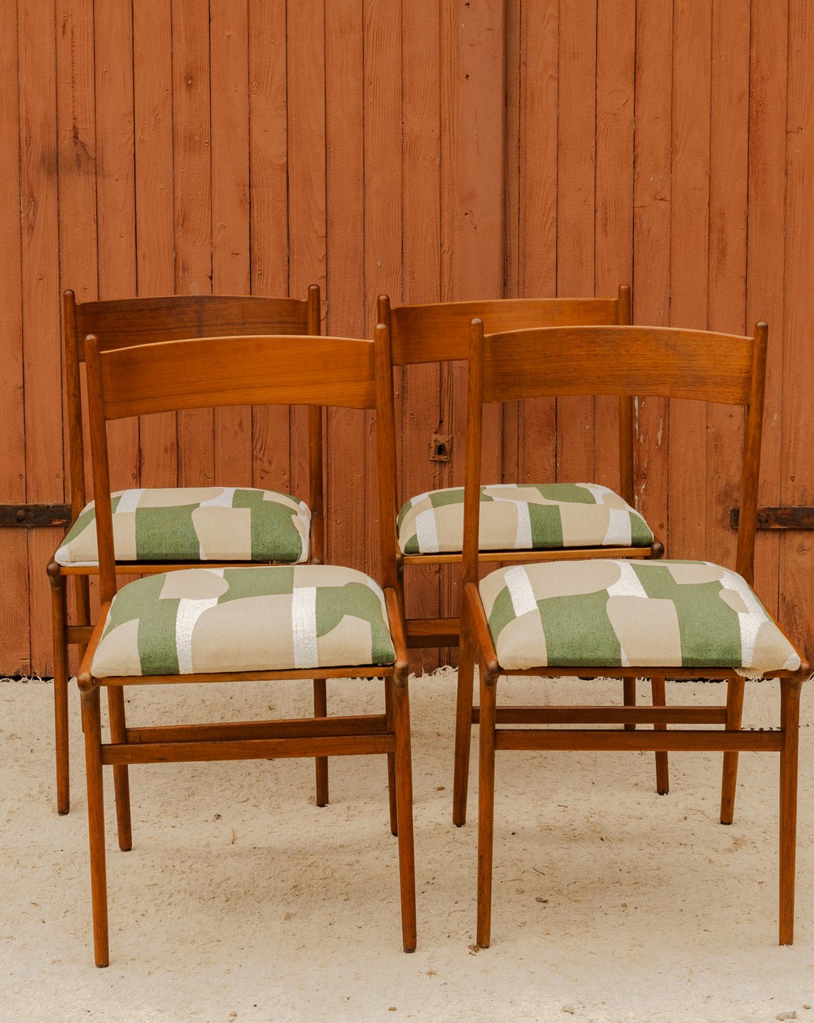 Lot de 4 chaises en bois et tissu Alma N°2077 - Bon état, DEBONGOUT