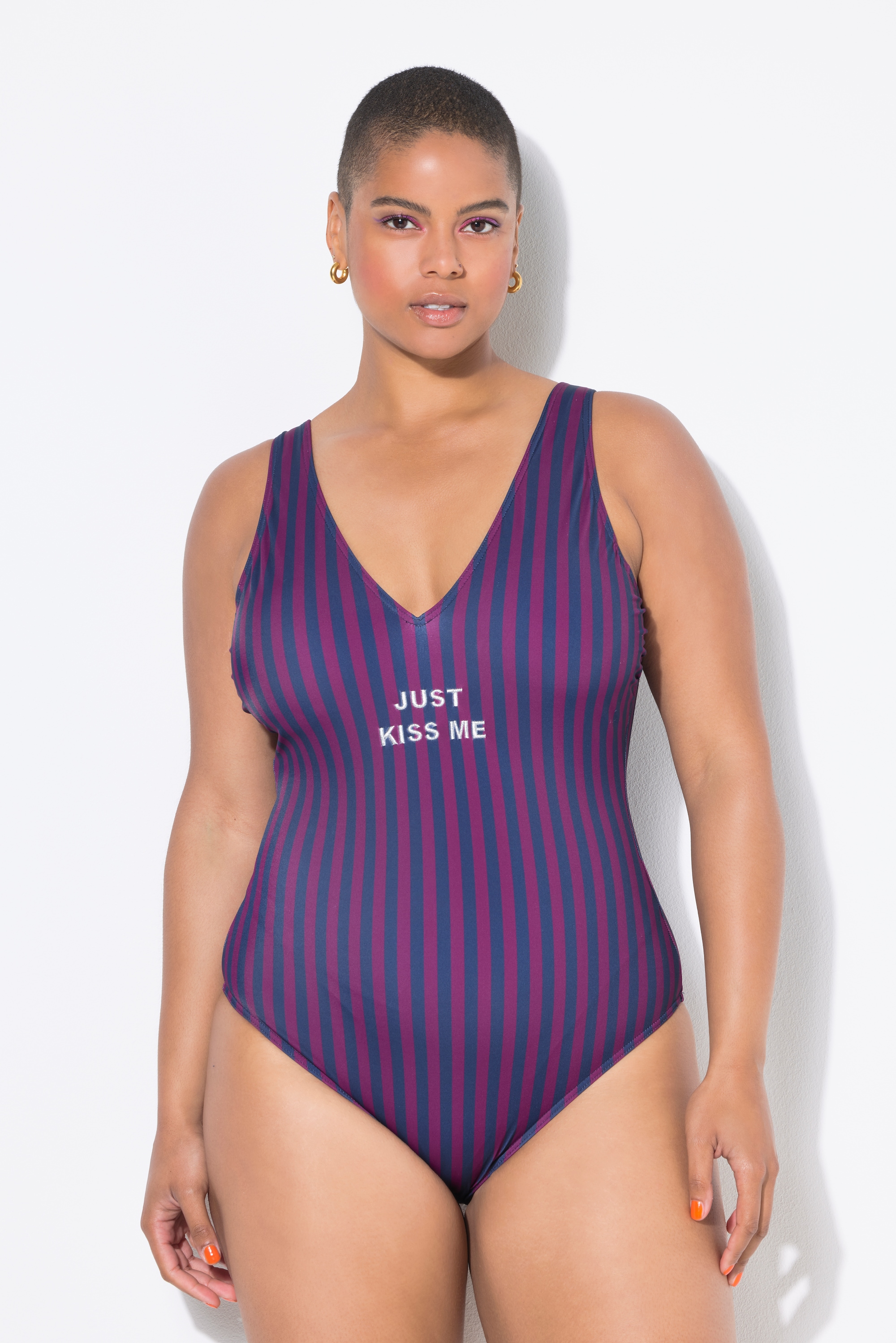 Maillot de bain rayé. Bonnets souples, STUDIO UNTOLD