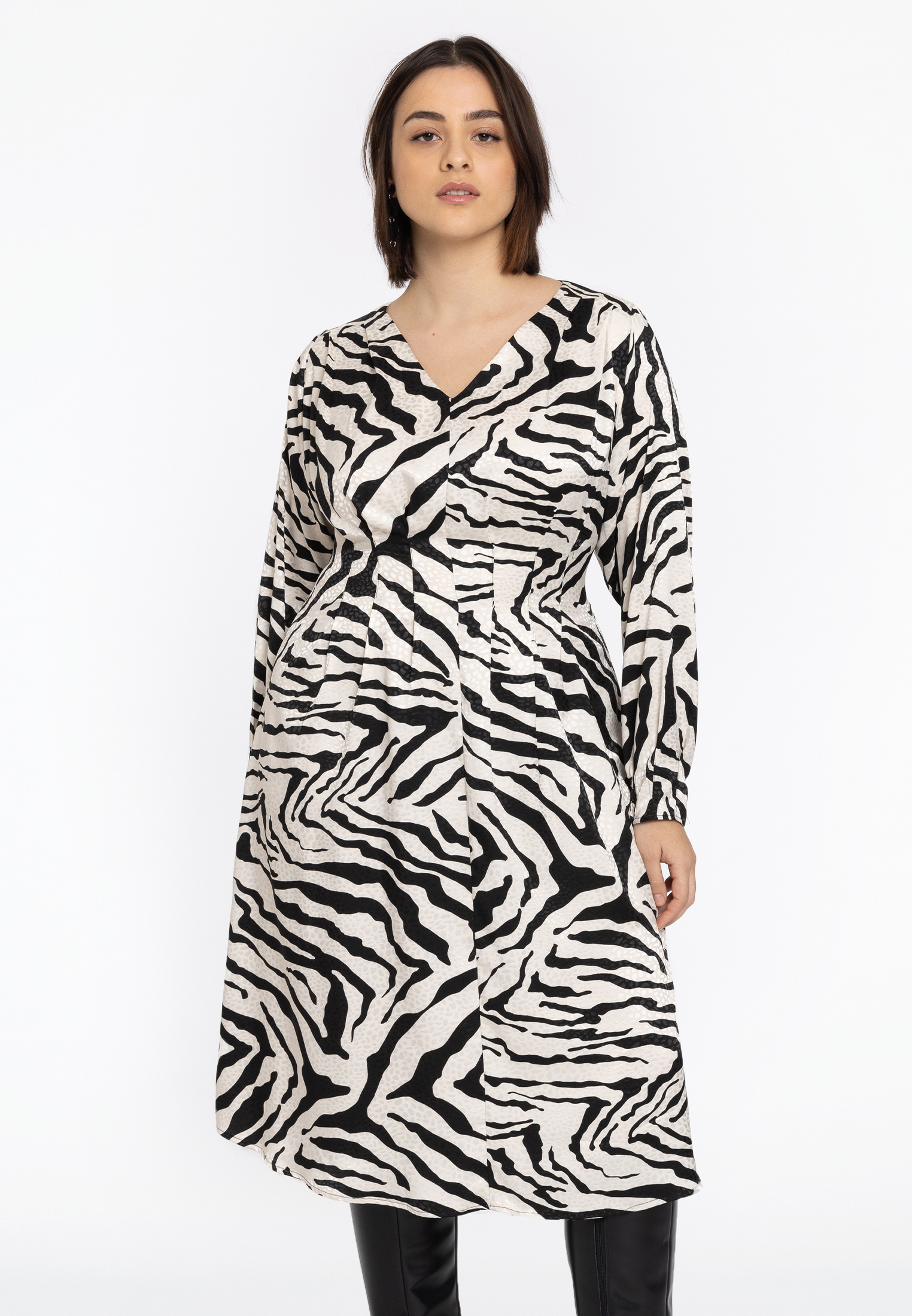 Robe v-cou, YOEK