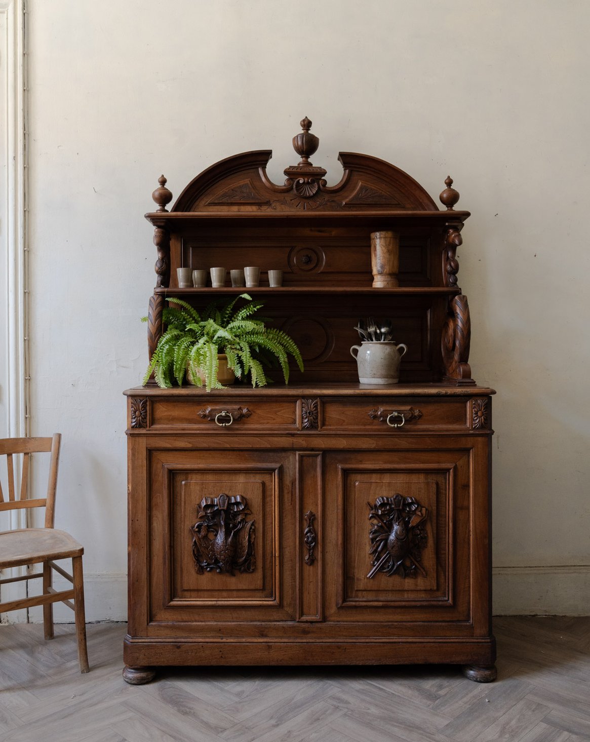 Buffet deux-corps en bois massif Gilbert N°1636 - Bon état, DEBONGOUT