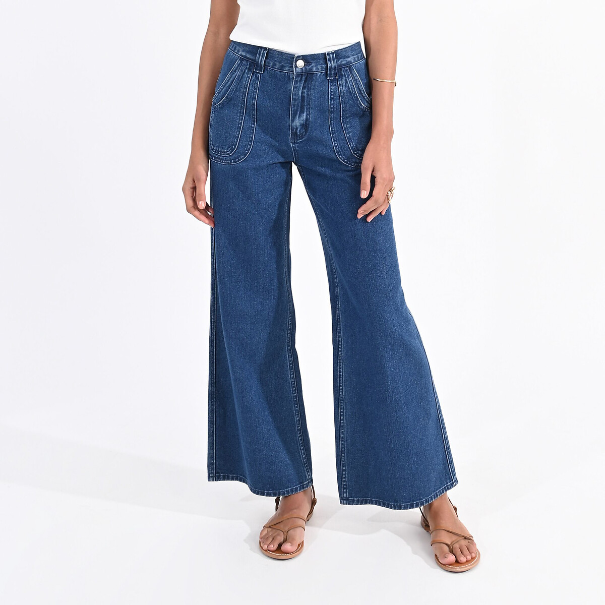 Straight Wide Leg Jeans in Mid Rise