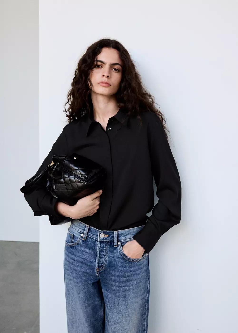 Chemise satinée à fermeture dissimulée, MANGO