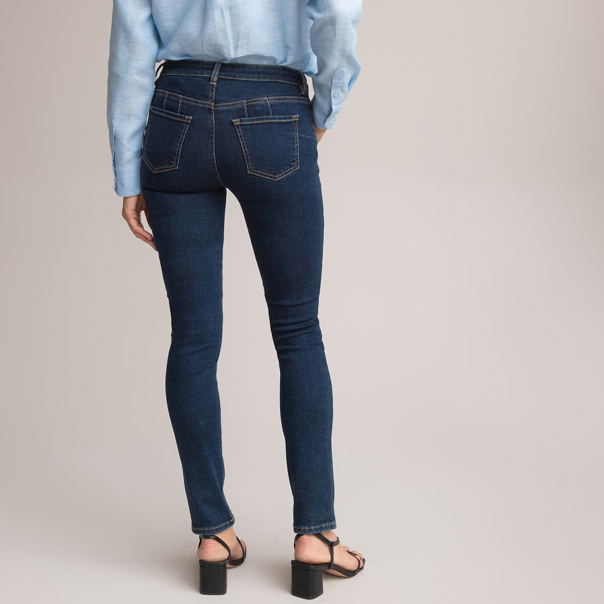 Slim push-up jeans for maximum comfort, mid rise length 31.5
