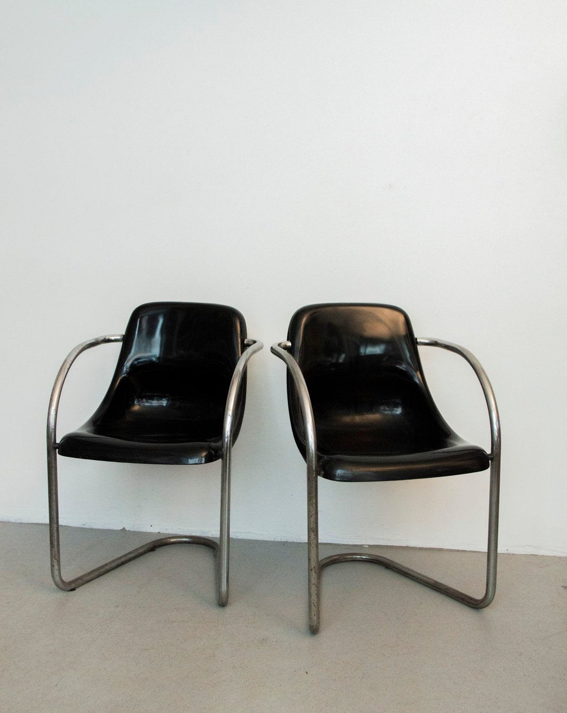 Paire de chaises coque en métal Alma N°1297 - Bon état, DEBONGOUT