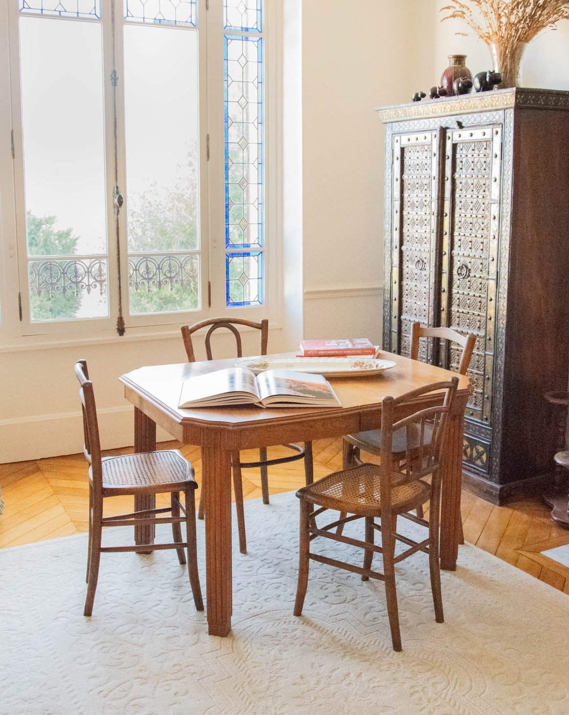 Table à manger sculptée en chêne Romy N°646 - Bon état, DEBONGOUT