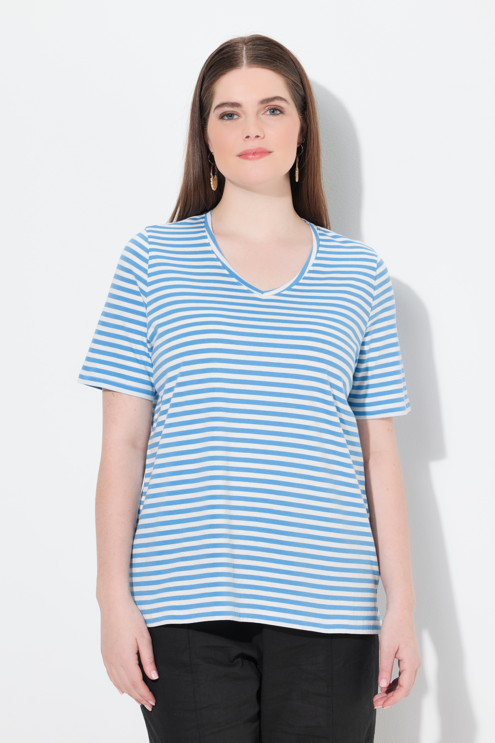 T-shirt rayé en coton bio. Col V et manches, ULLA POPKEN