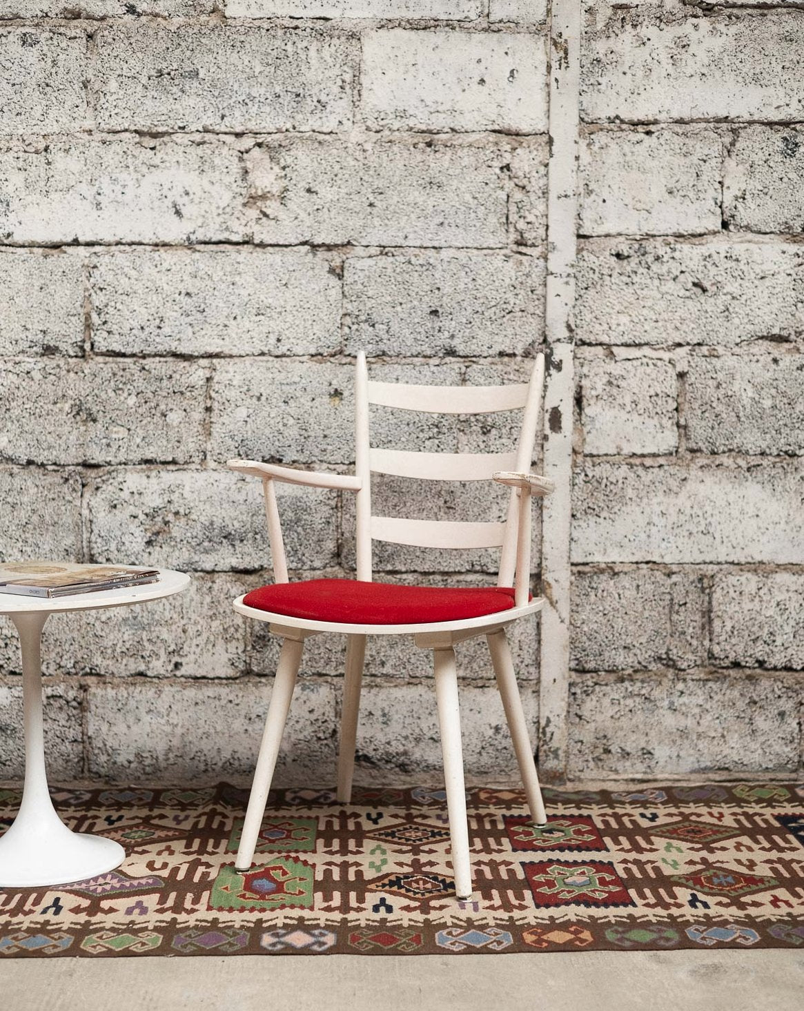 Chaise rouge et blanche Alma N°1724 - Bon état, DEBONGOUT