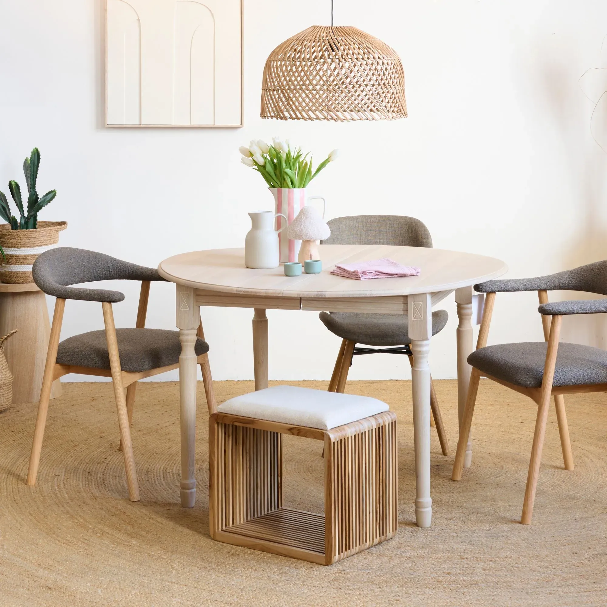 Table ronde extensible chêne blanchi 4/6 places D115 pieds tournés - VICTORIA, HELLIN, DEPUIS 1862