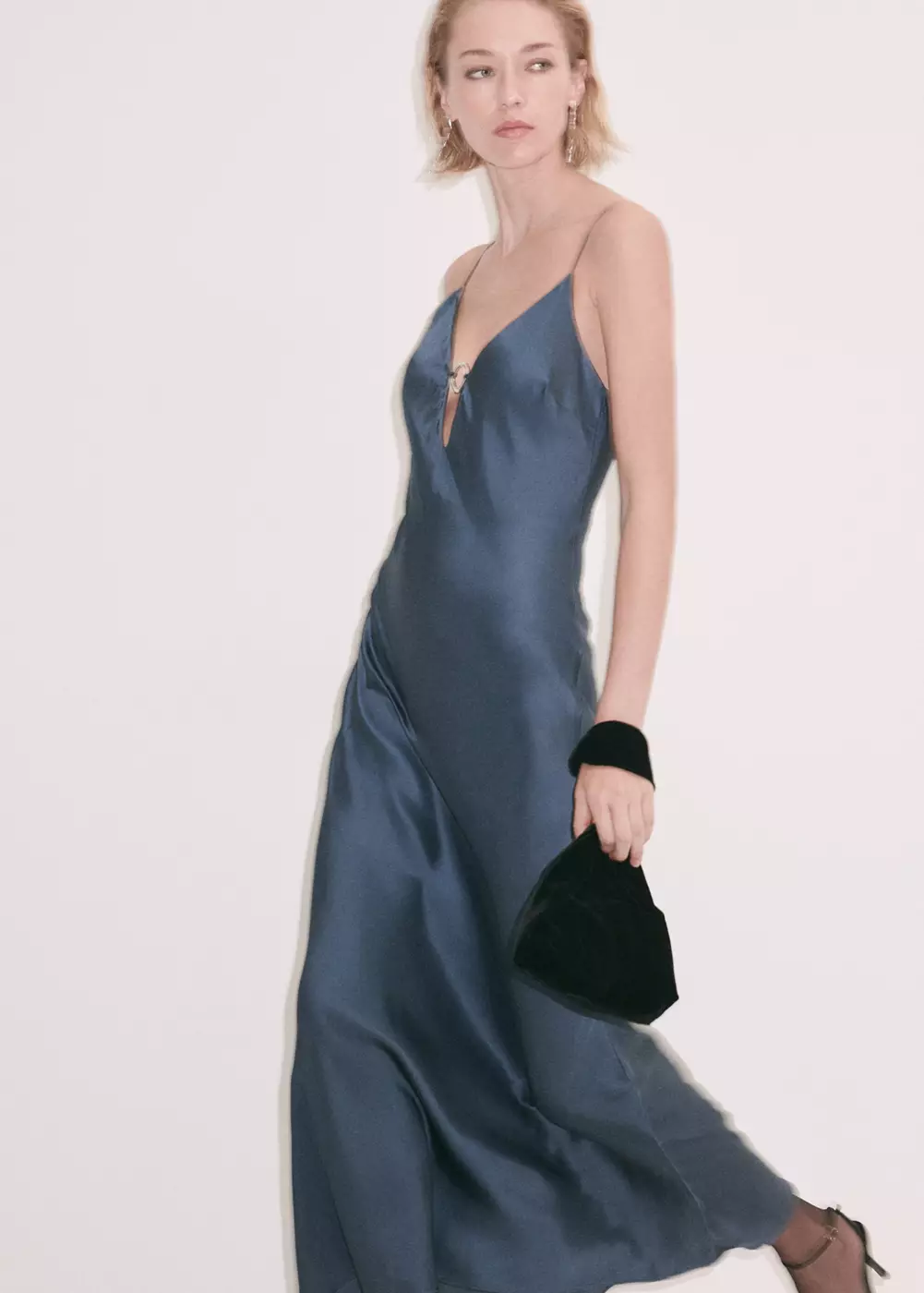 Robe satinée col V, MANGO
