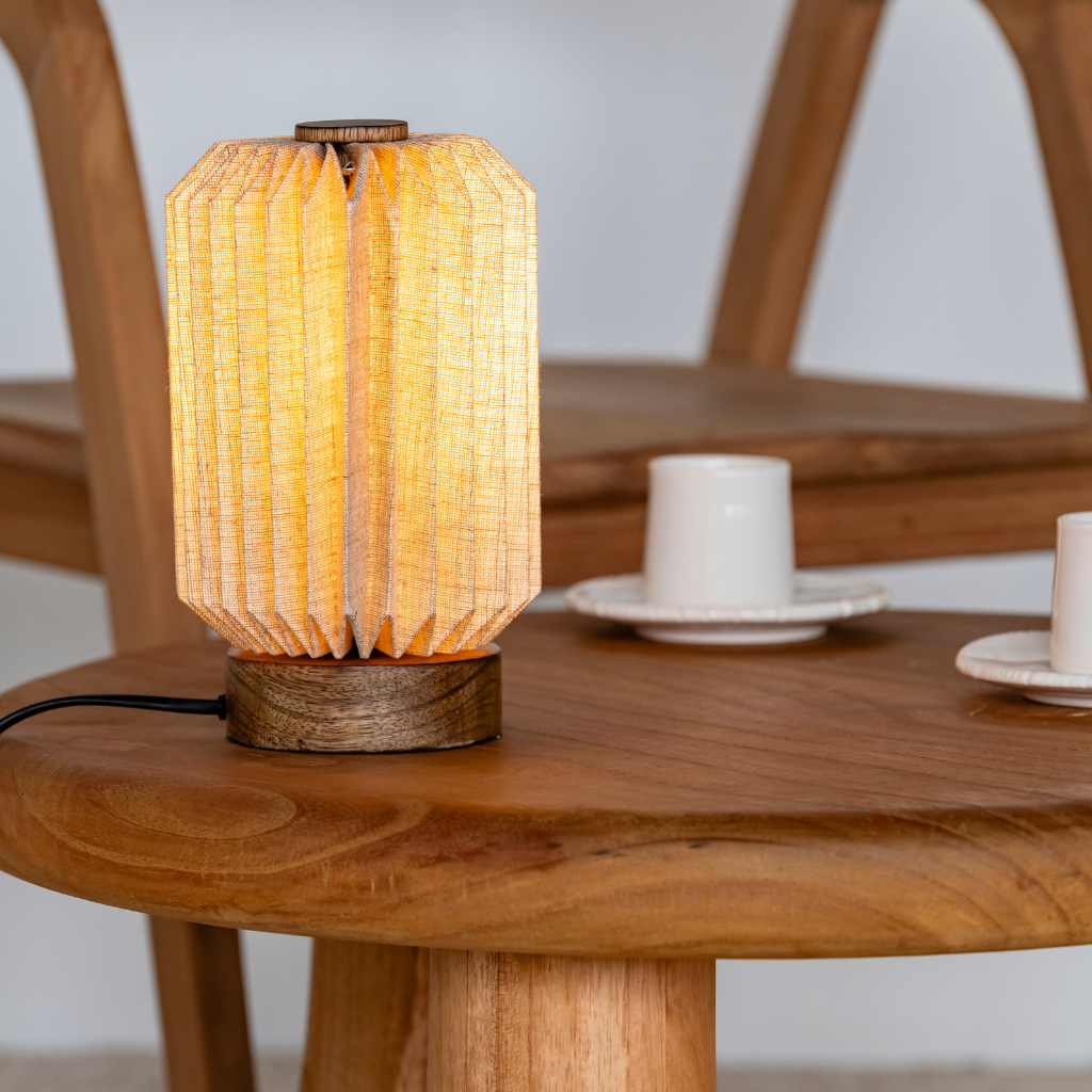Petite lampe à poser en lin et bois de manguier ERIS, HYDILE