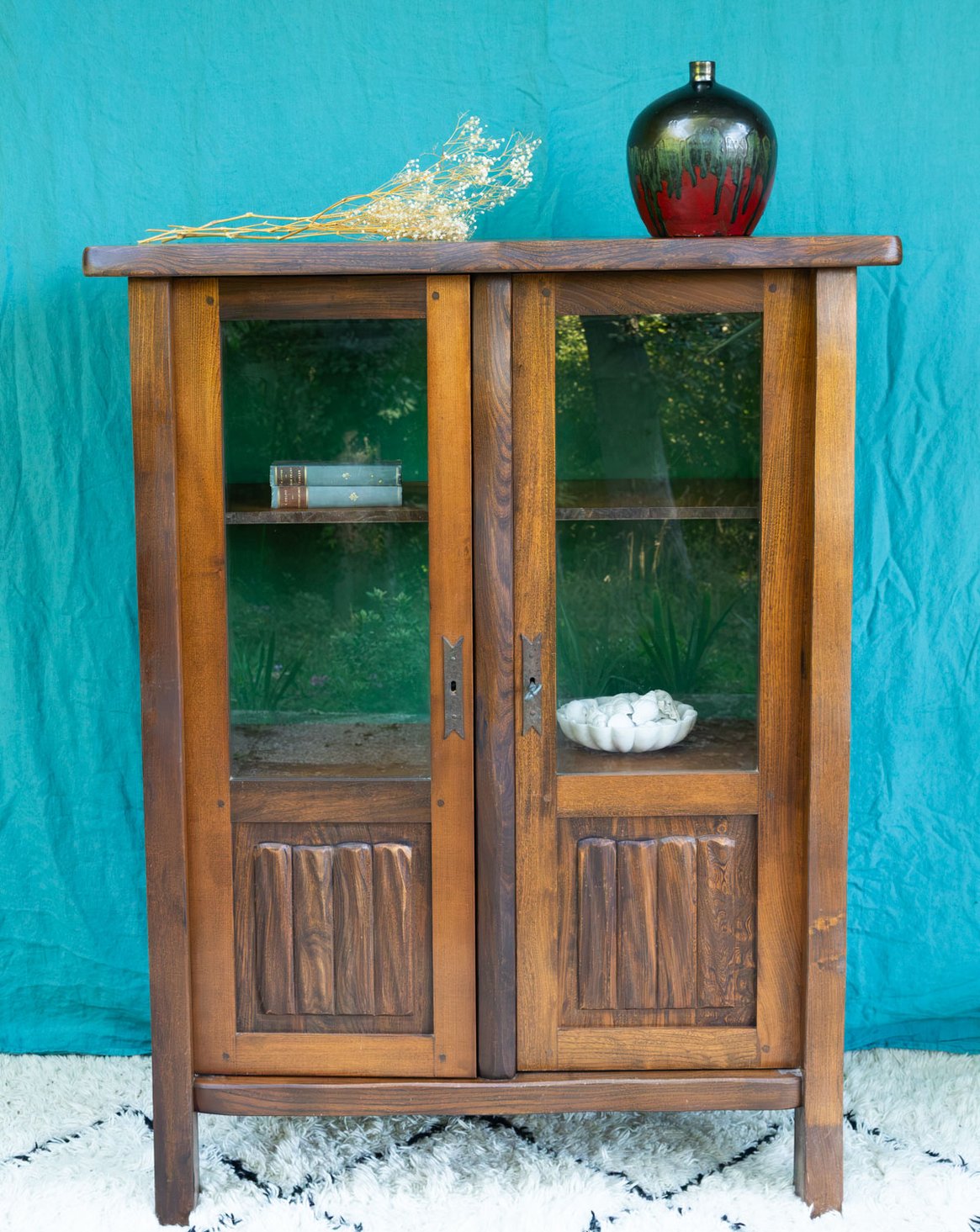 Vitrine brutaliste en bois massif Victoria N°1355 - Bon état, DEBONGOUT