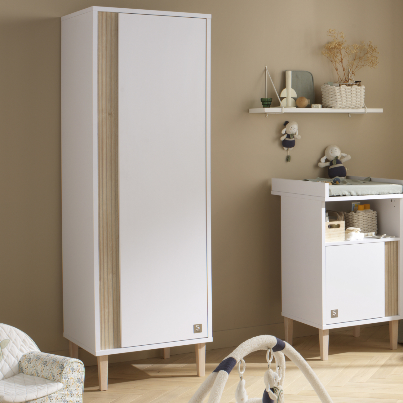 Armoire 1 porte détail imitation bois texturé et pieds bois, SAUTHON