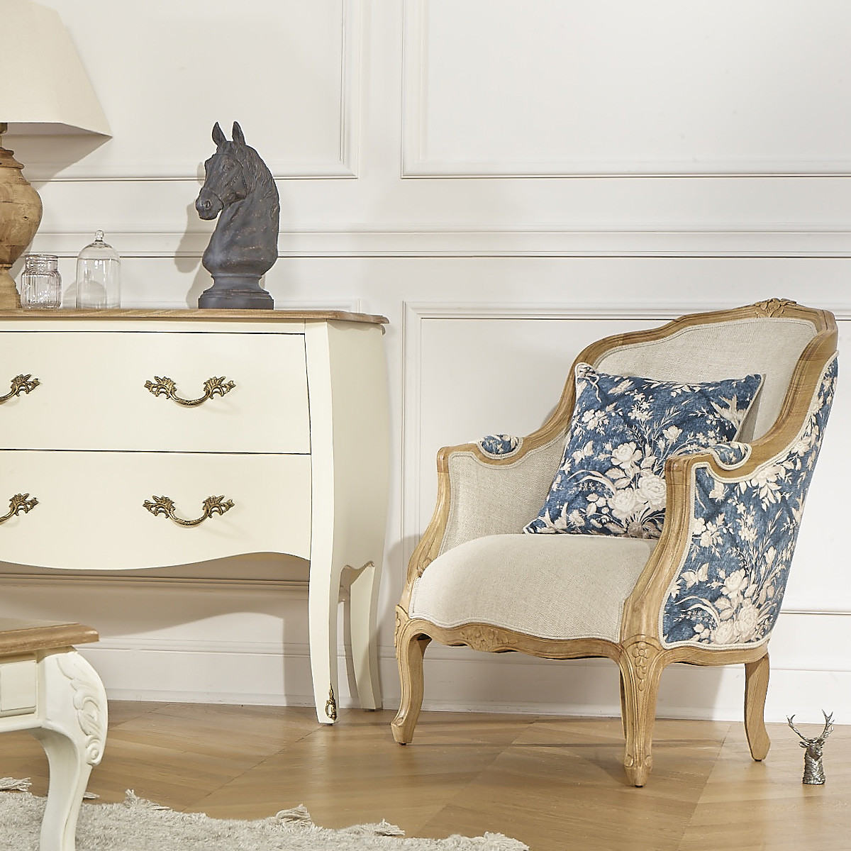 Fauteuil bergère en bois massif, en lin et tissu imprimé fleuri blanc et bleu. VICTOR, ROBIN DES BOIS