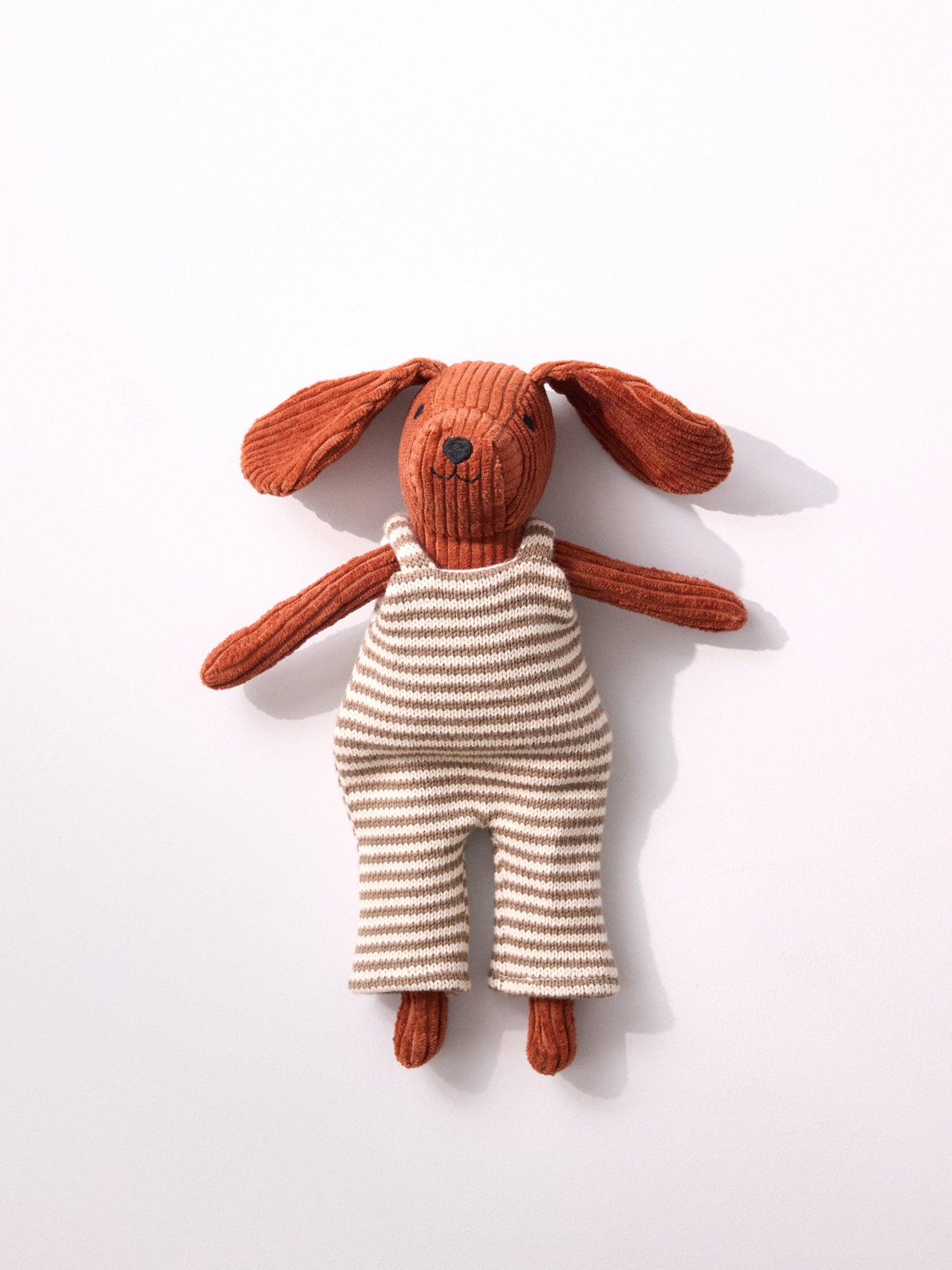 Peluche chien en velours avec salopette, CYRILLUS