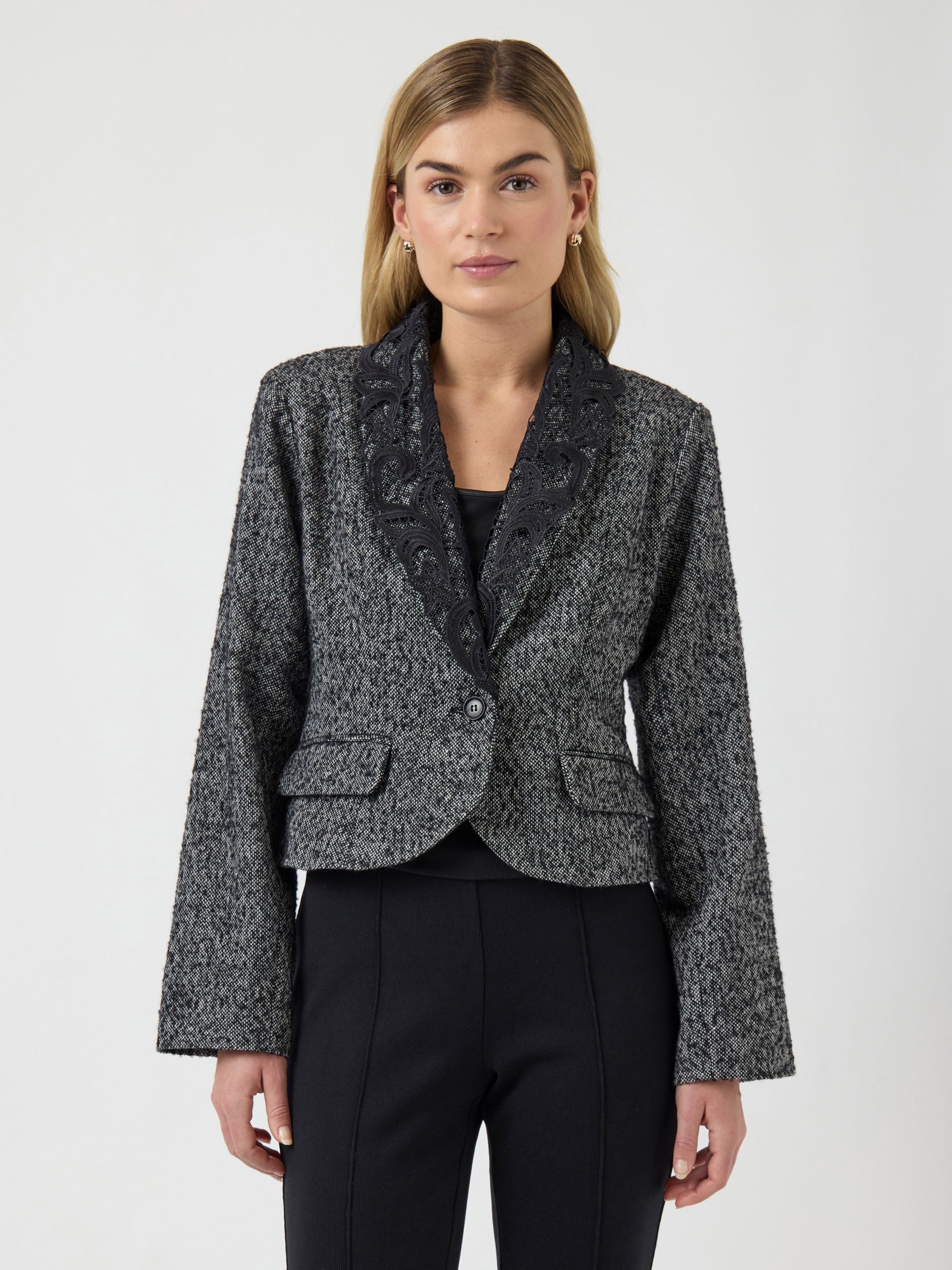 Veste, YAS