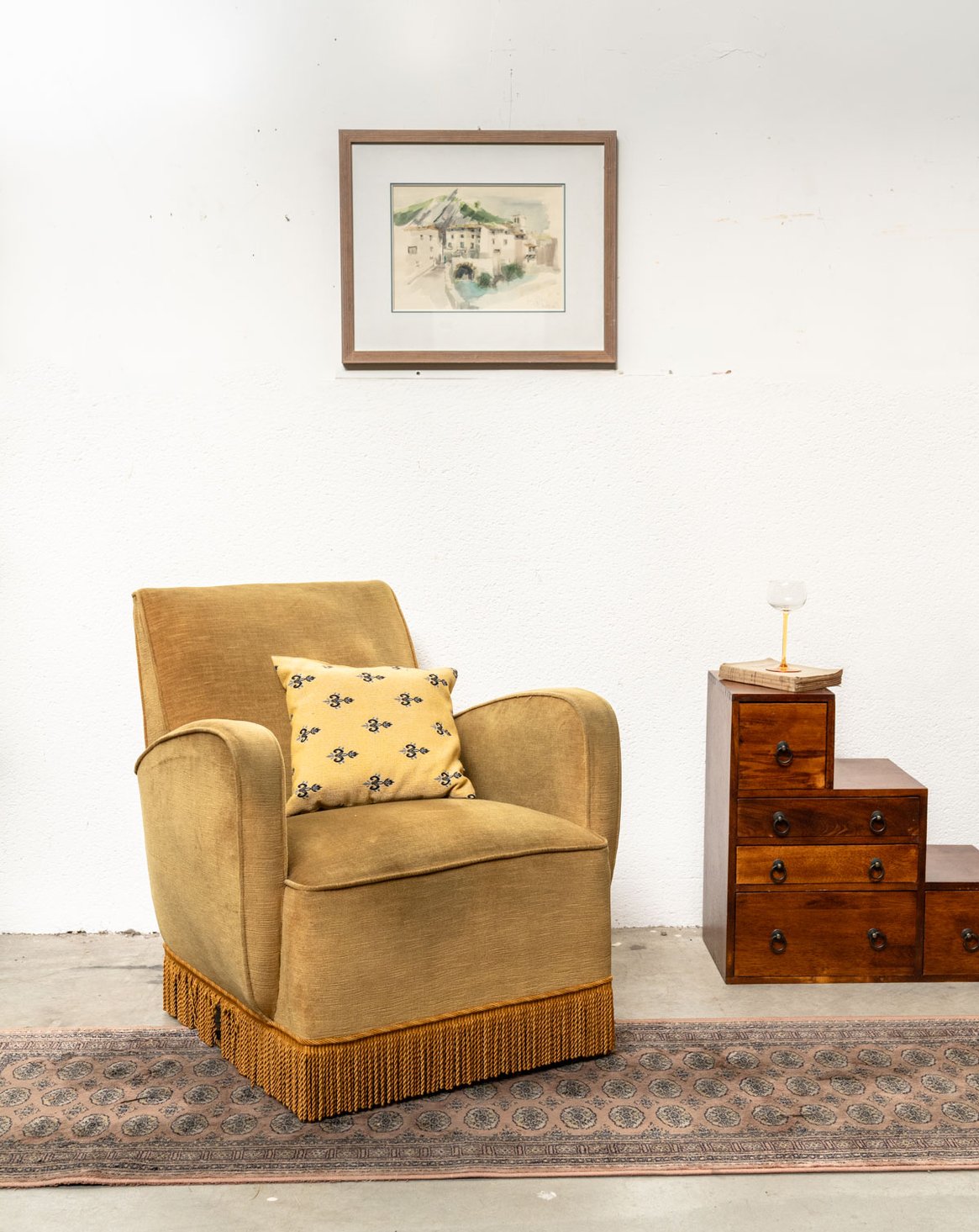 Fauteuil à frange en velours jaune Ernest N°1543 - Bon état, DEBONGOUT