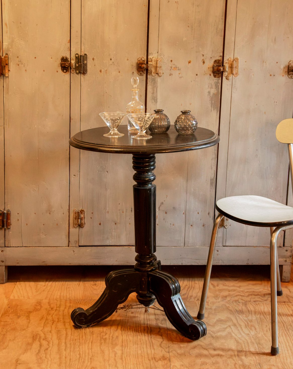 Table d'appoint au pied sculpté Francine N°1611 - Bon état, DEBONGOUT