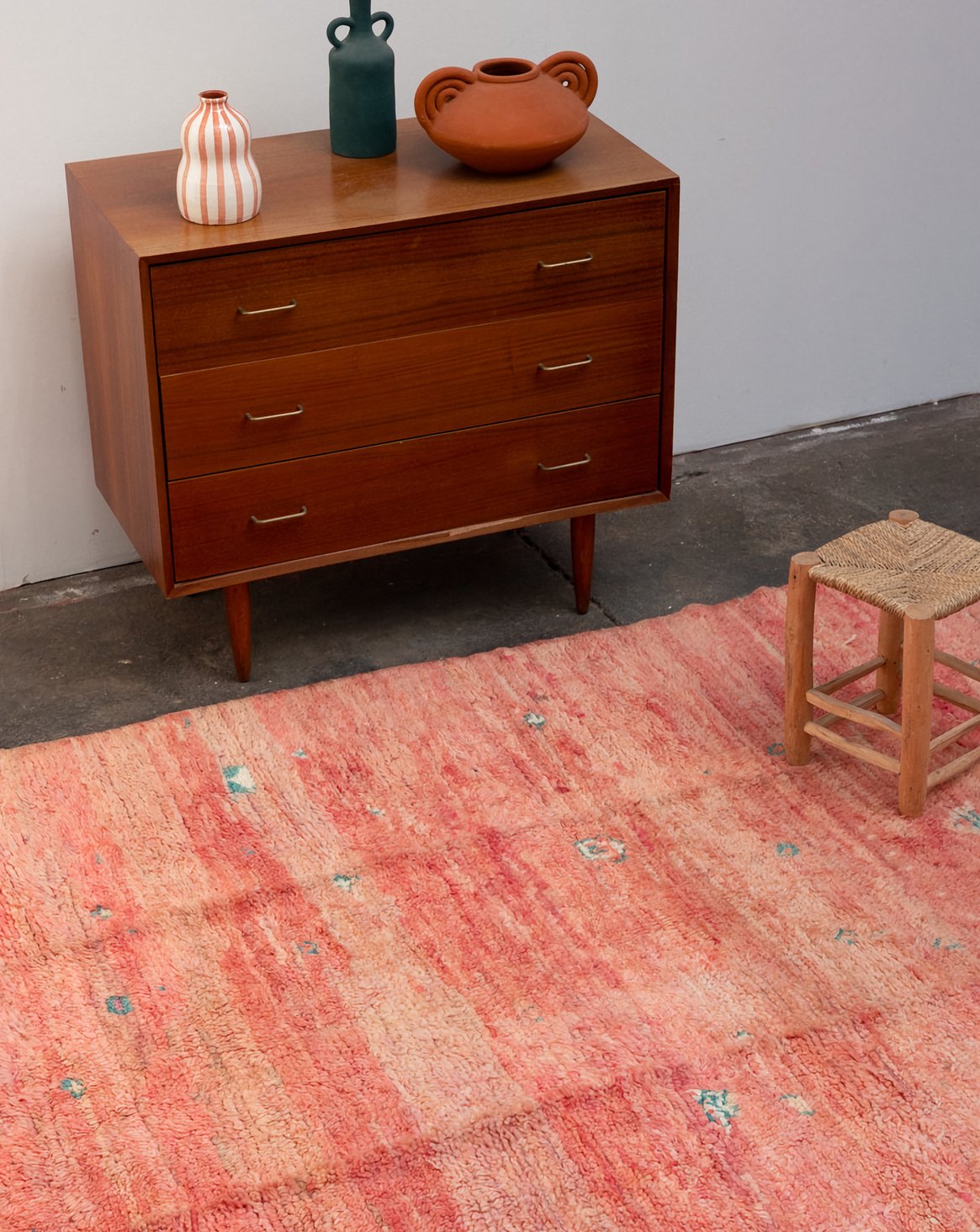 Tapis en laine rose à motifs bleus Olivier N°47 - Bon état, DEBONGOUT