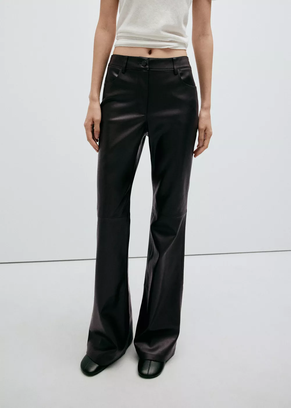 Pantalon flare cuir synthétique, MANGO