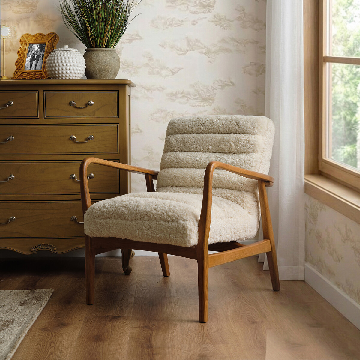 Fairfield Mid-Century Sheepskin Armchair with Solid Wood Frame, ÉDITÉ