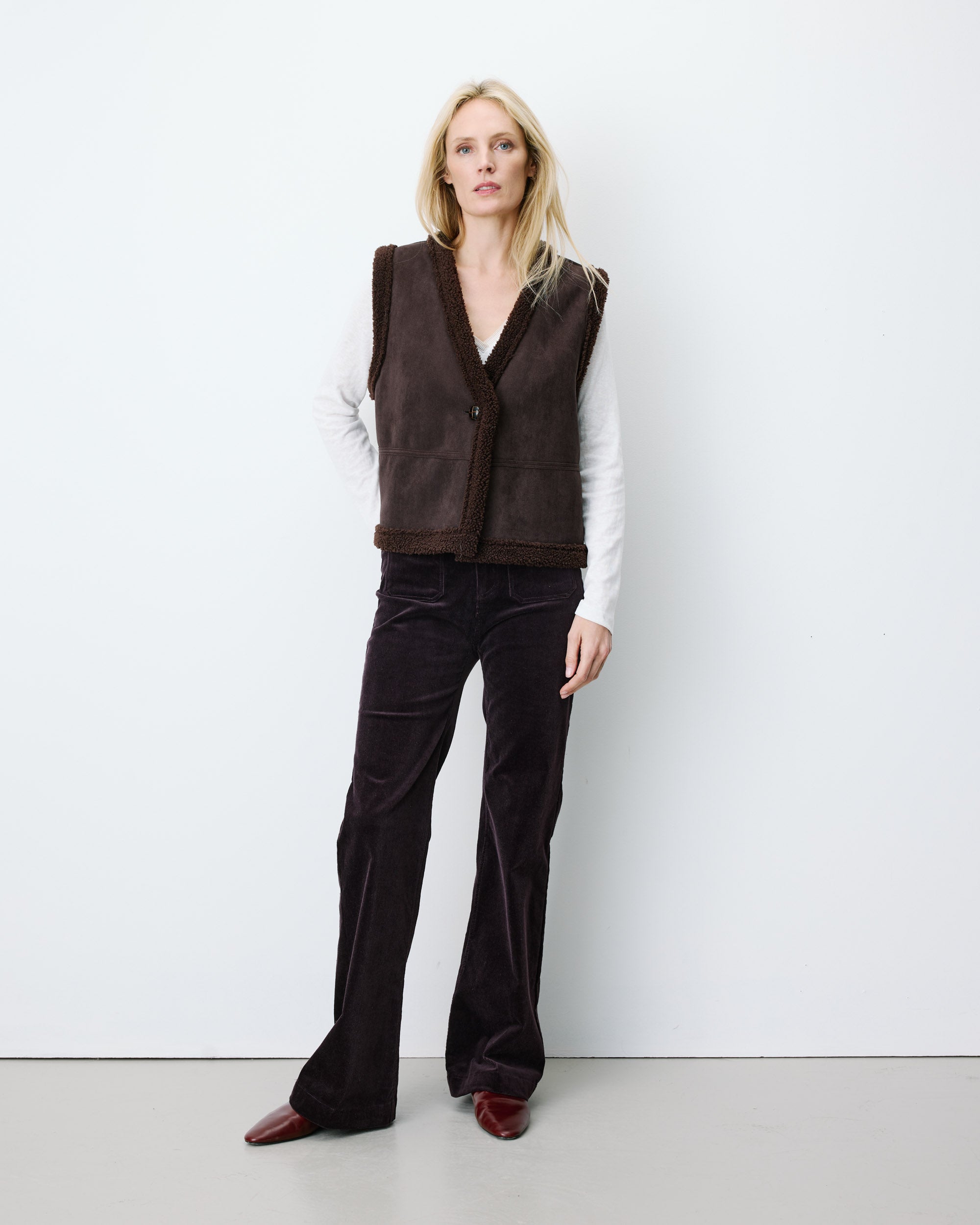 Veste sans manches en fausse shearling col V coffee Anya, GRACE & MILA