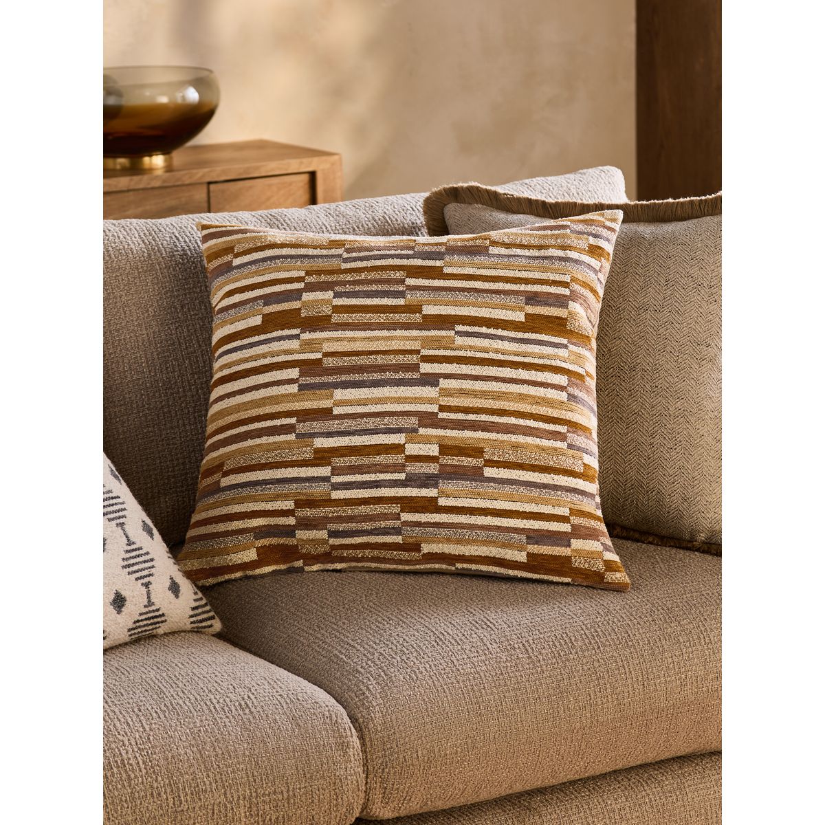 Coussin à rayures texturées en velours coupé, NEXT