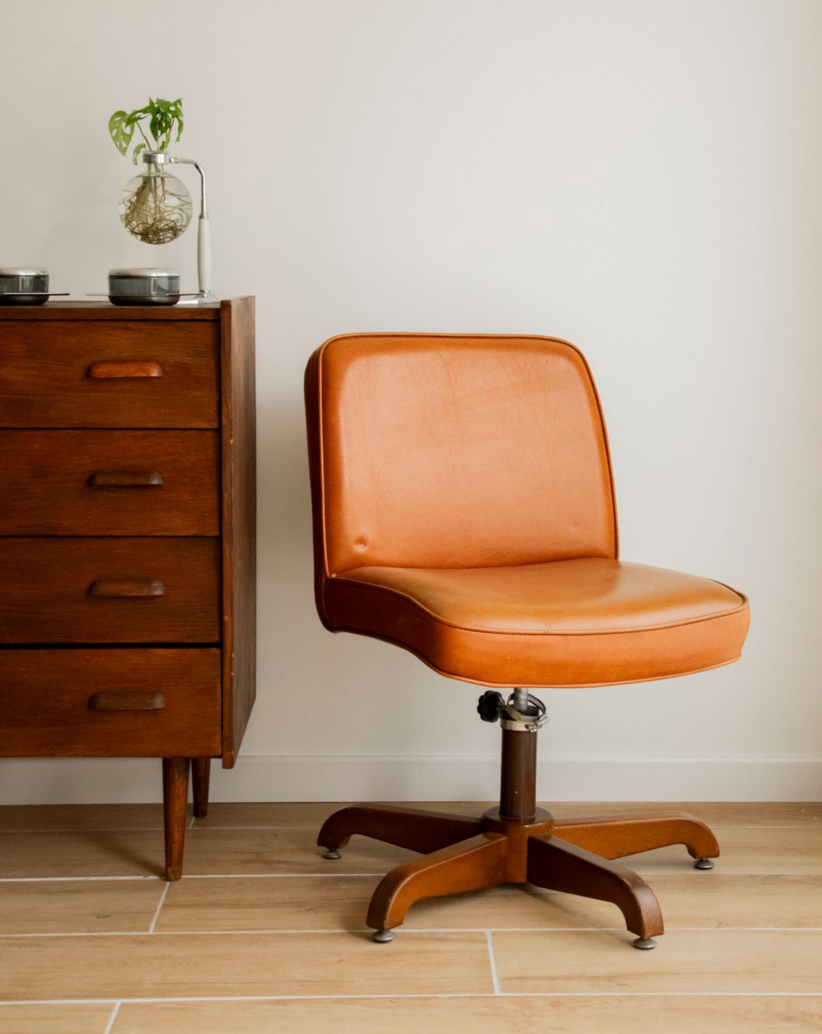 Fauteuil de bureau en skaï cognac Jakob N°1344 - Bon état, DEBONGOUT