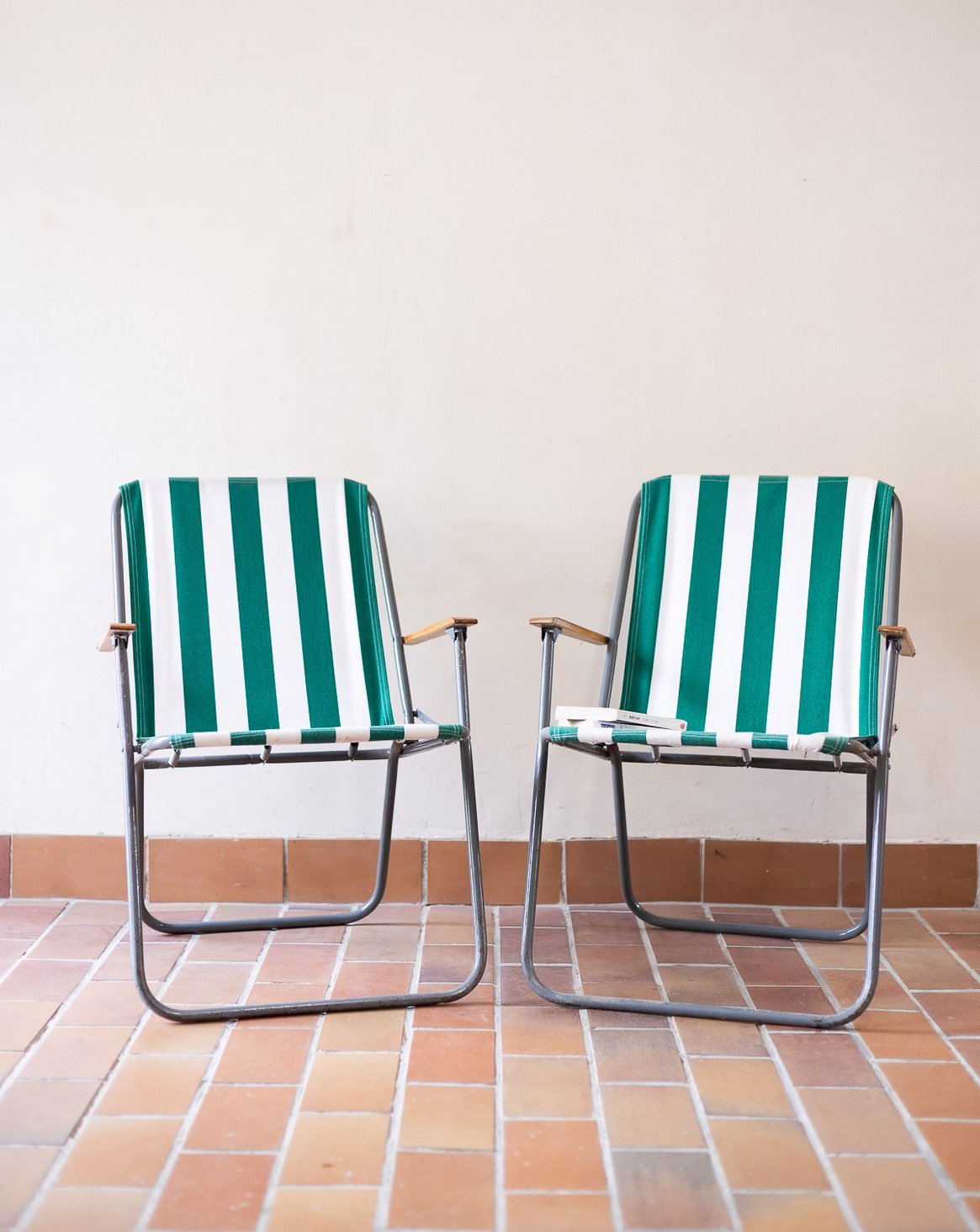 Paire de chaises rayées Alma N°1895 - Bon état, DEBONGOUT