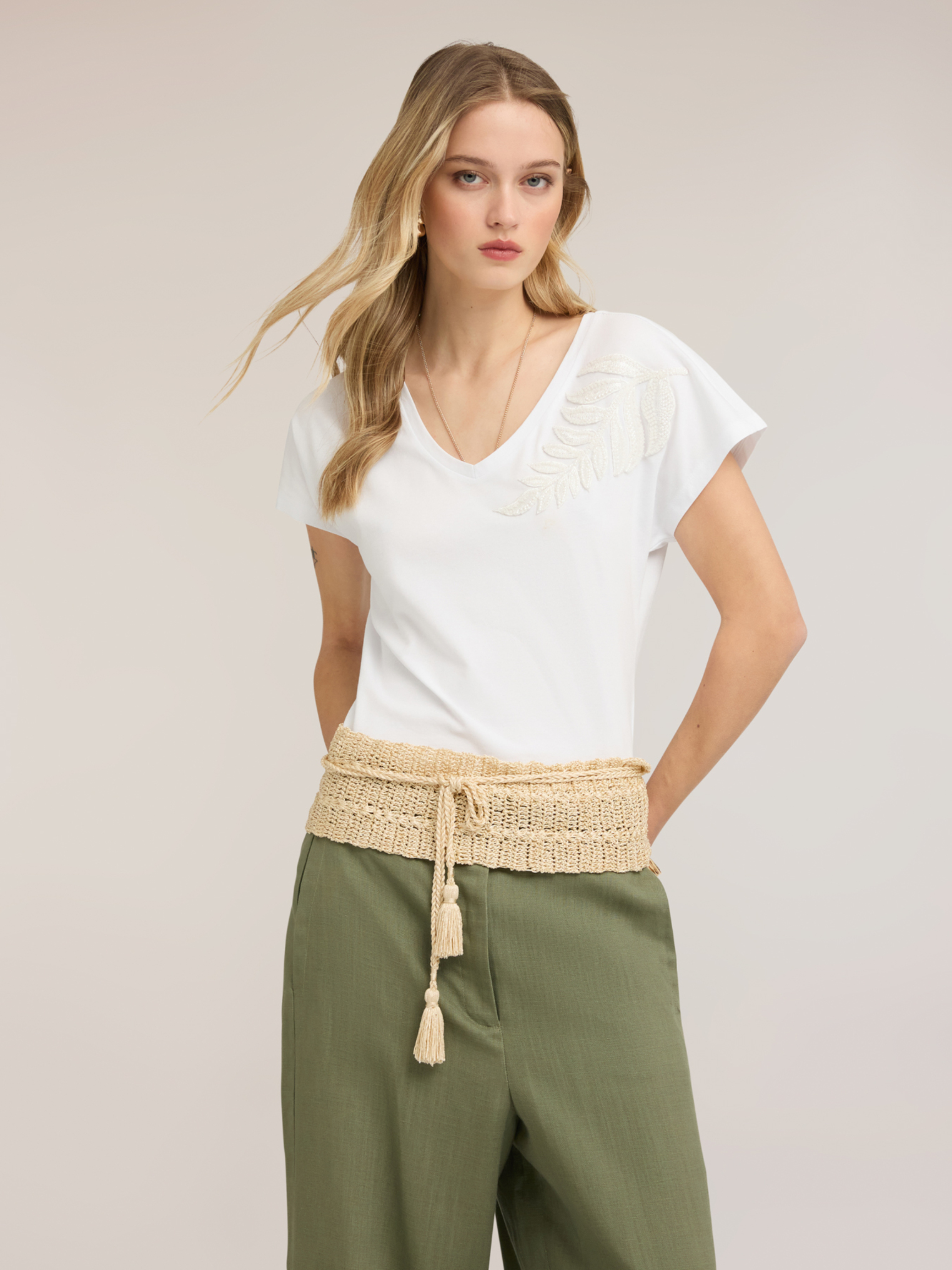 T-shirt avec broderie sur l'épaule, MOTIVI