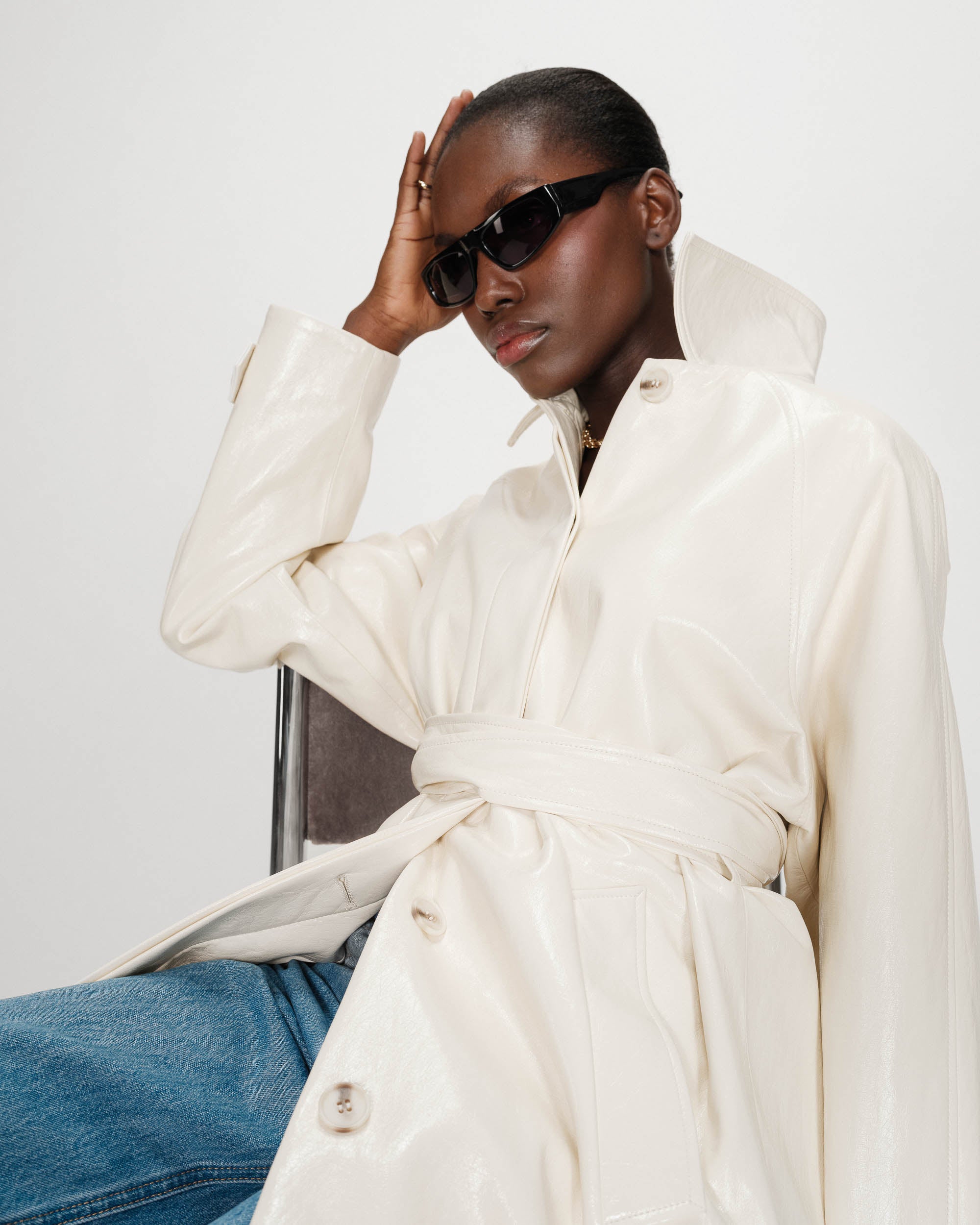 Trench-coat long en vinyle ceinturé vanille Velours, GRACE & MILA