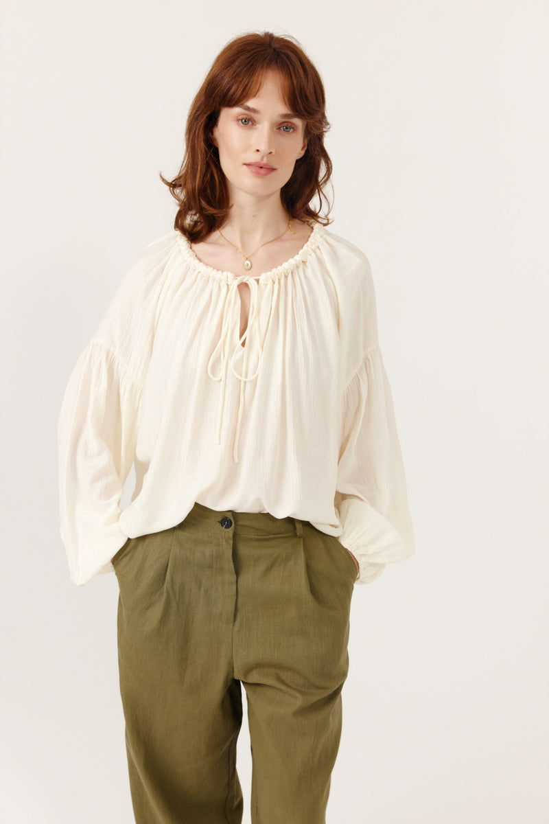 Blouse Isenora à col V décoratif, manches longues, coupe droite élégante, ARTLOVE