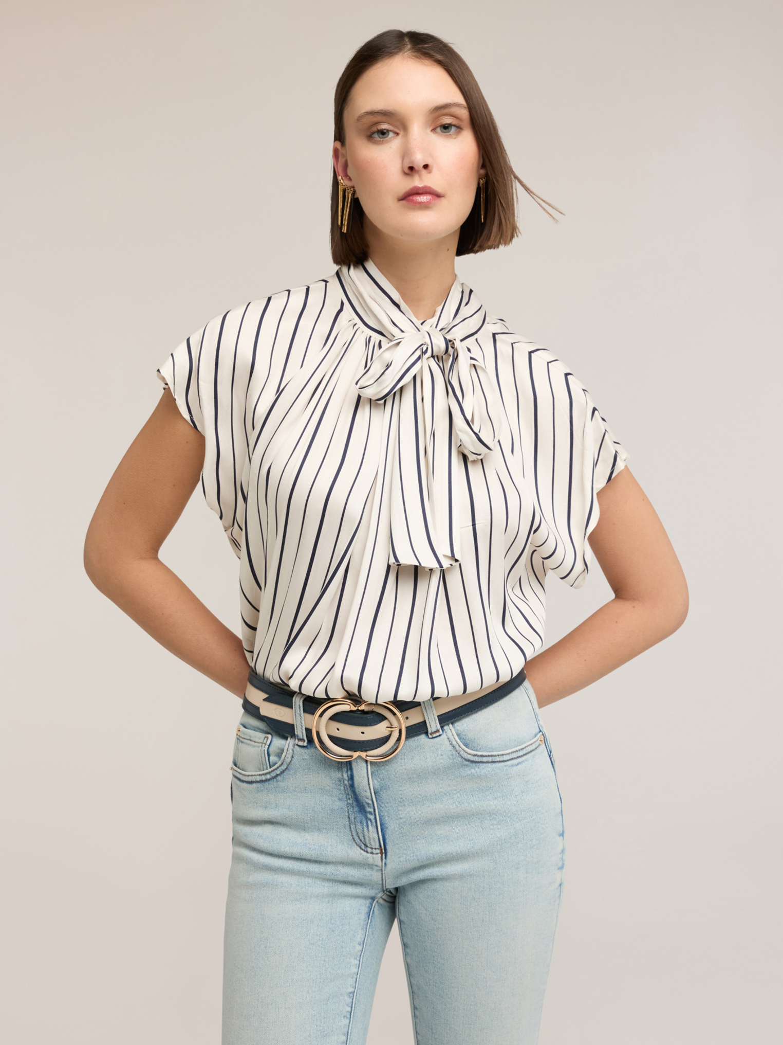 Chemisier oversize rayé avec nœud au dos, MOTIVI