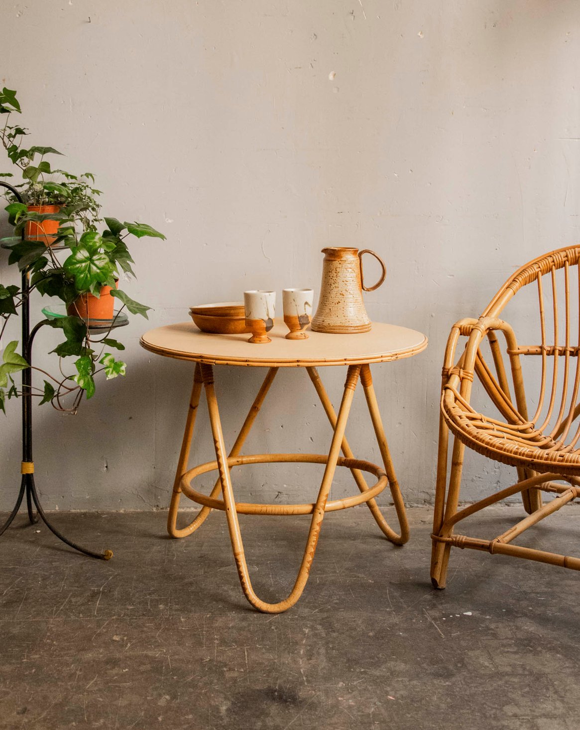 Table basse en rotin et bois teint en beige Léonie N°937 - Bon état, DEBONGOUT