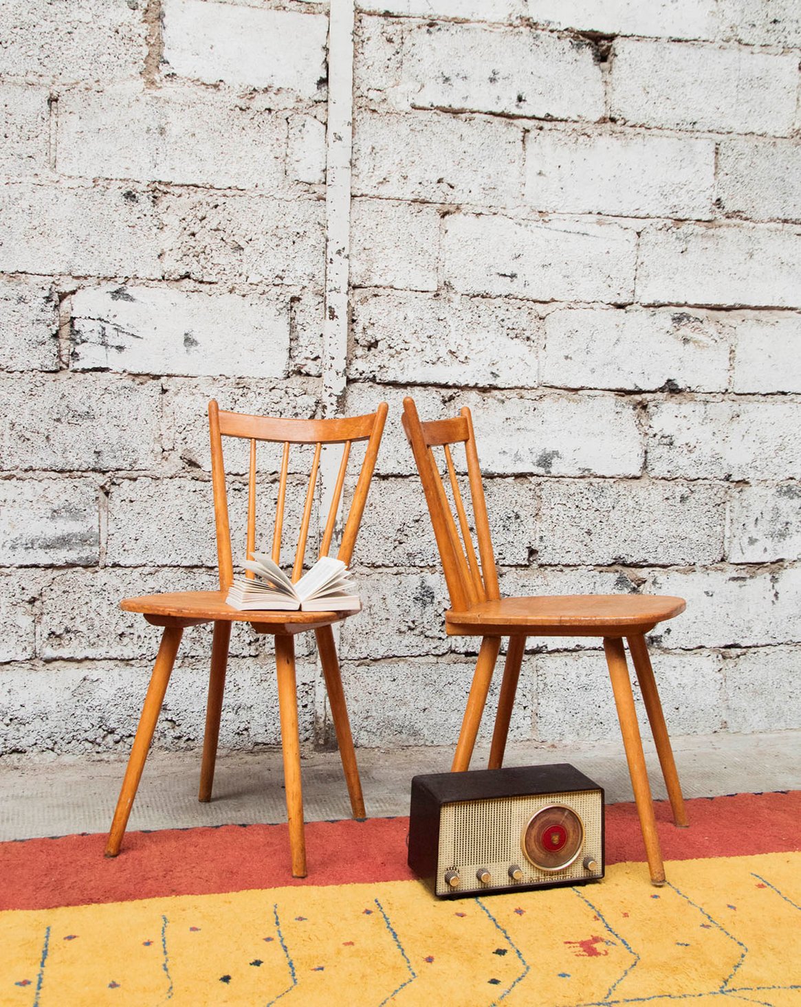 Paire de chaises en bois Alma N°734 - Bon état, DEBONGOUT