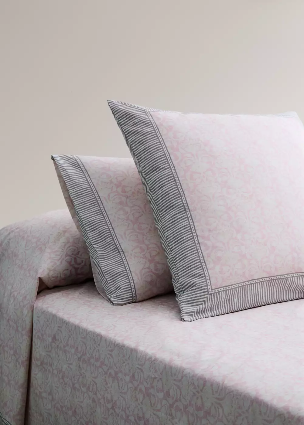 Taies d’oreiller percale de coton motif fleuri frise 60x60 cm, MANGO HOME